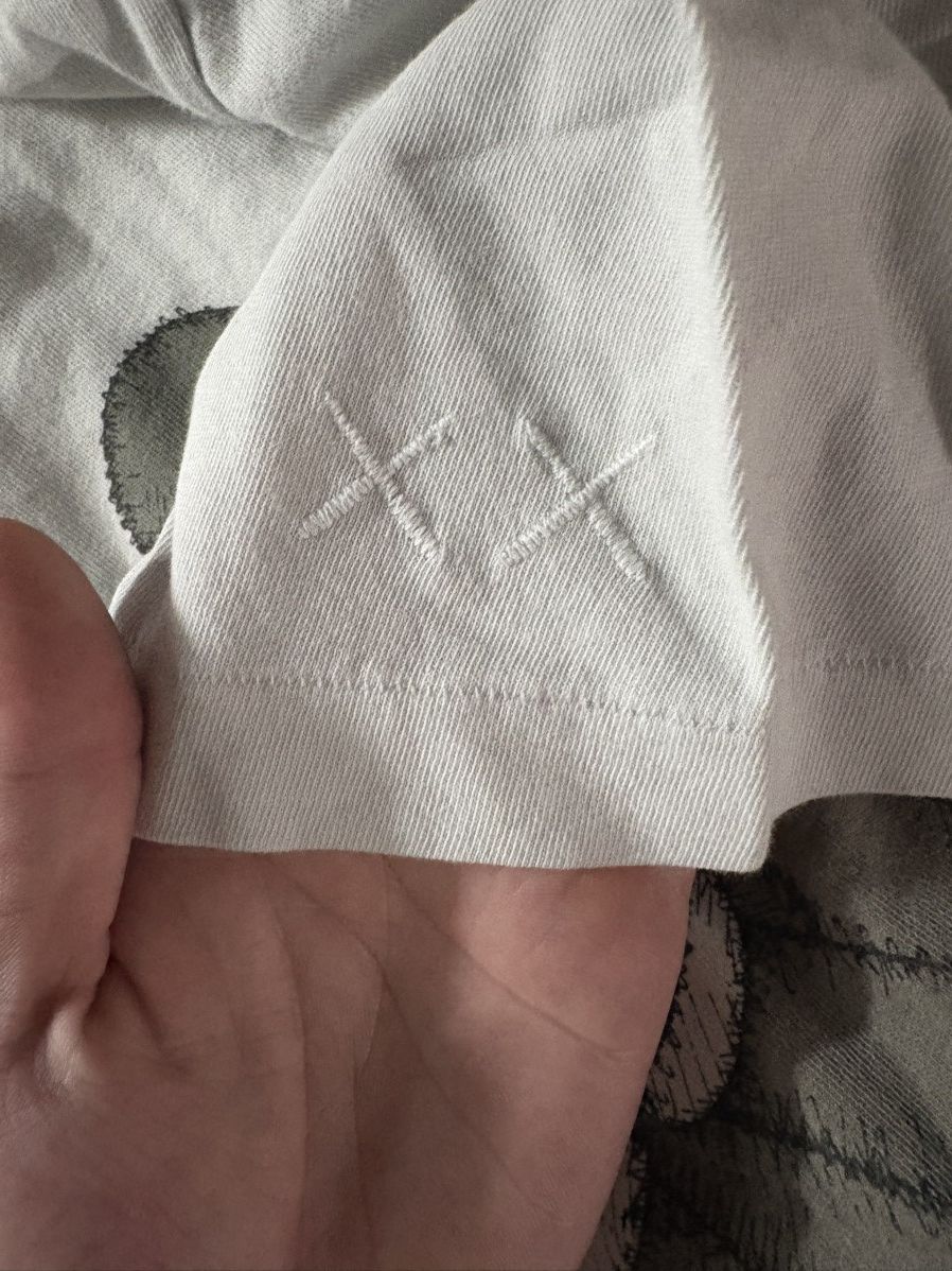 Kaws × Uniqlo KAWS SHIRT Size US M / EU 48-50 / 2 - 4 Thumbnail