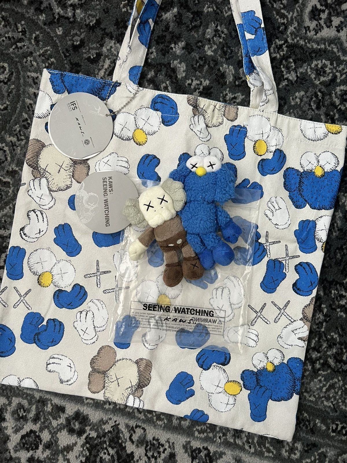 Pre-owned Kaws Seeing Watching Plush And Tote Bag Set In Bleu