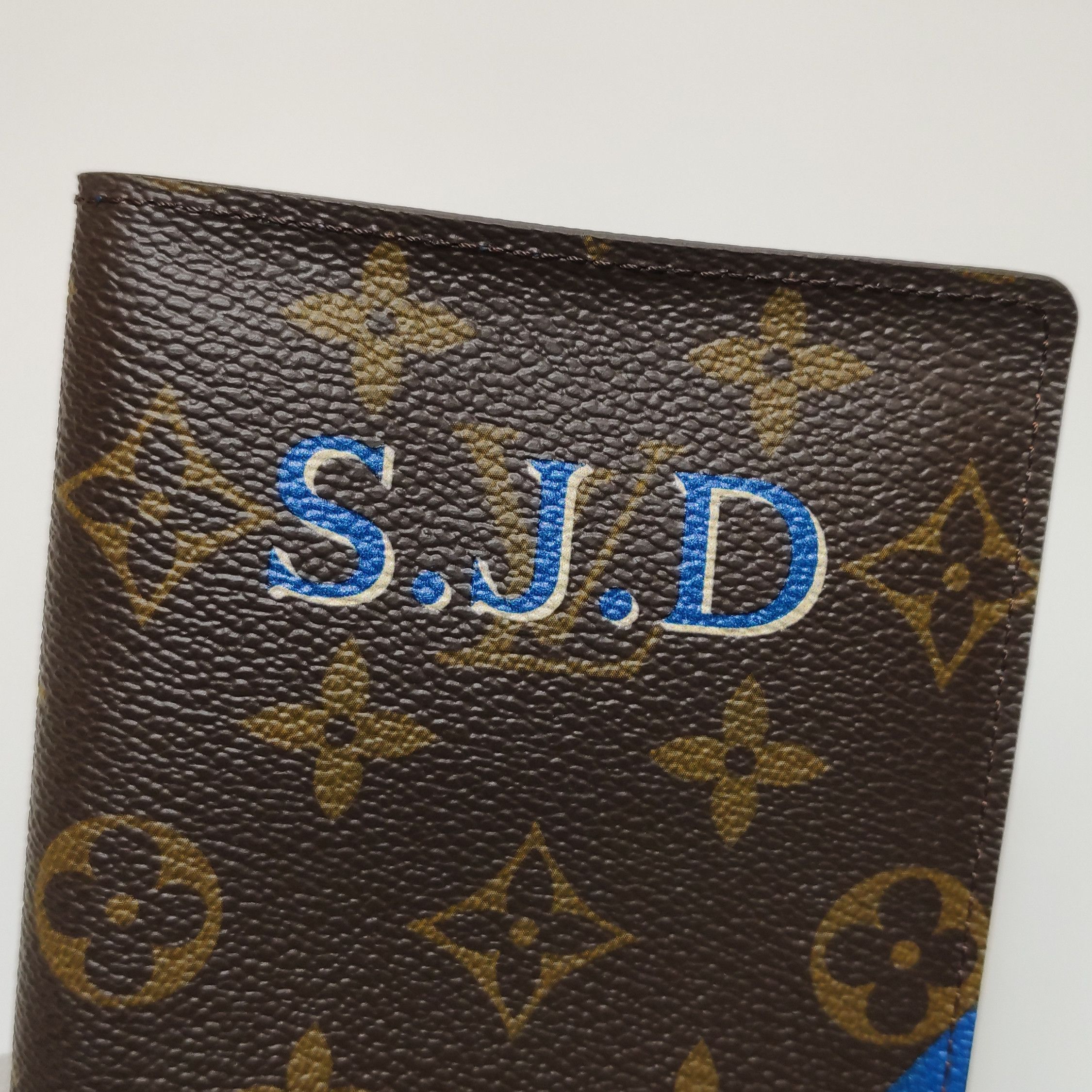 Louis Vuitton Louis Vuitton (LV) Monogram print colorblock folded passpor Size ONE SIZE - 8 Thumbnail