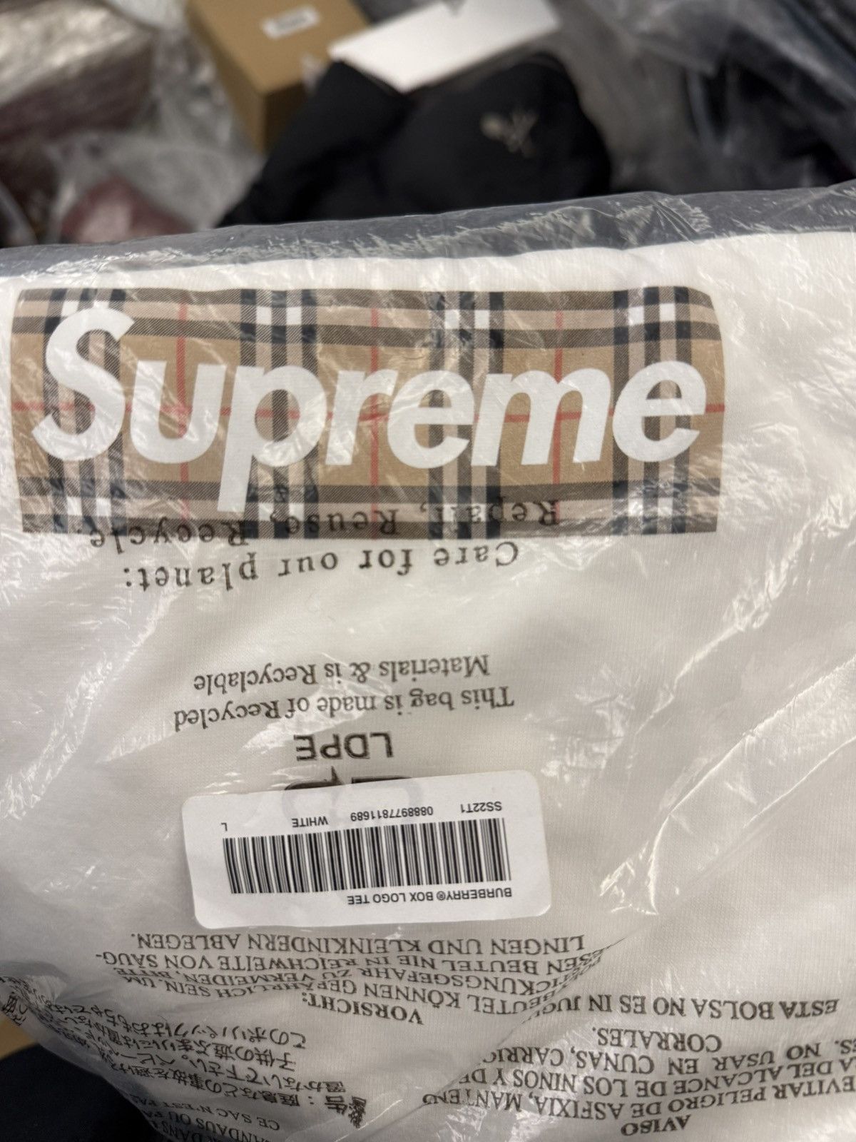 Burberry Supreme Burberry white box logo tee T-shirt Size US L / EU 52-54 / 3 - 2 Thumbnail