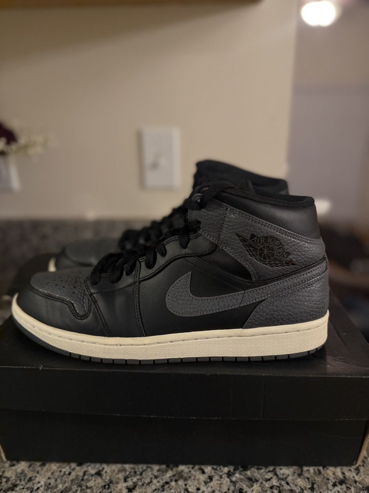 Jordan Brand × Nike Jordan 1 Mid Dark Grey 2018 554724-041 Size 10.5 OG RARE Size US 10.5 / EU 43-44 - 1 Thumbnail