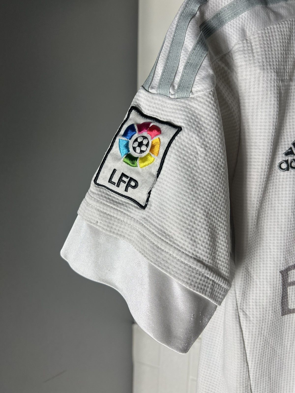 Vintage ADIDAS FC REAL MADRID SPAIN SOCCER JERSEY RETRO BLOKE Y2K Size US S / EU 44-46 / 1 - 5 Thumbnail