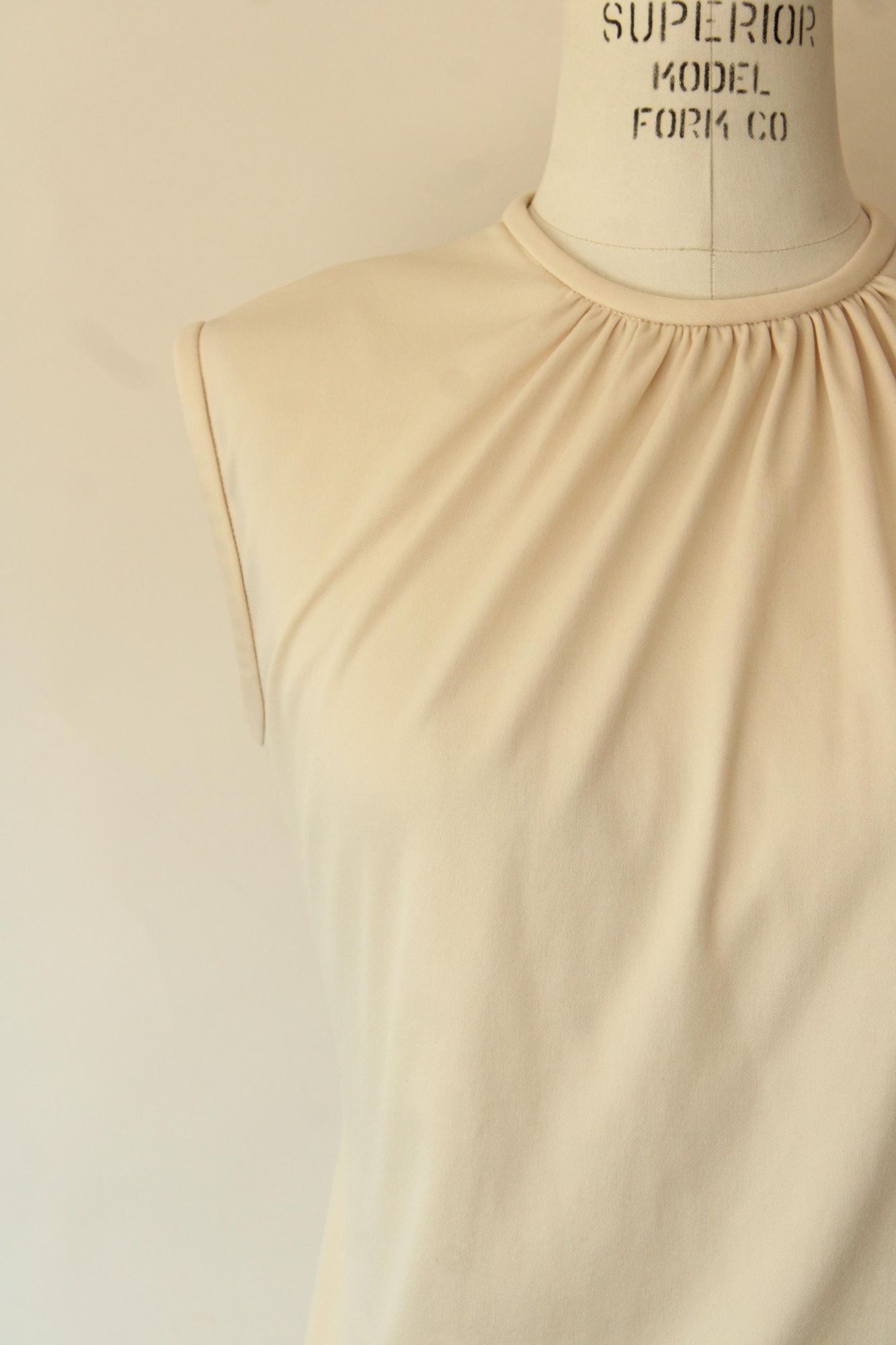 Vintage Vintage 1970s 1980s Blouse, Teddi Sleeveless Shirt with Gath Size M / US 6-8 / IT 42-44 - 4 Thumbnail