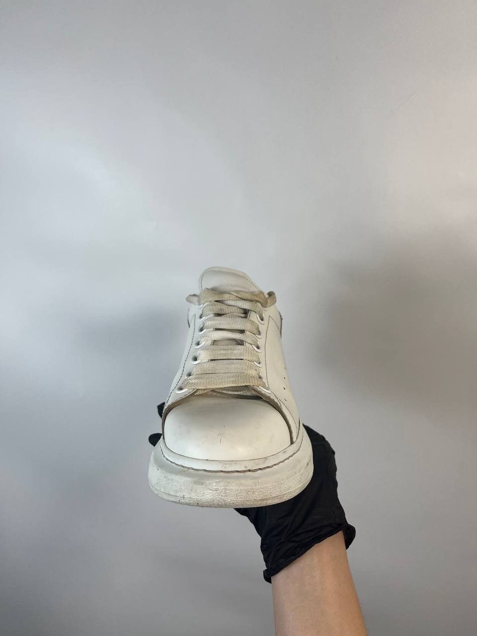 Alexander McQueen Oversised sneaker in white "Alexander Mqueen" size 40 Size US 7 / EU 40 - 2 Thumbnail