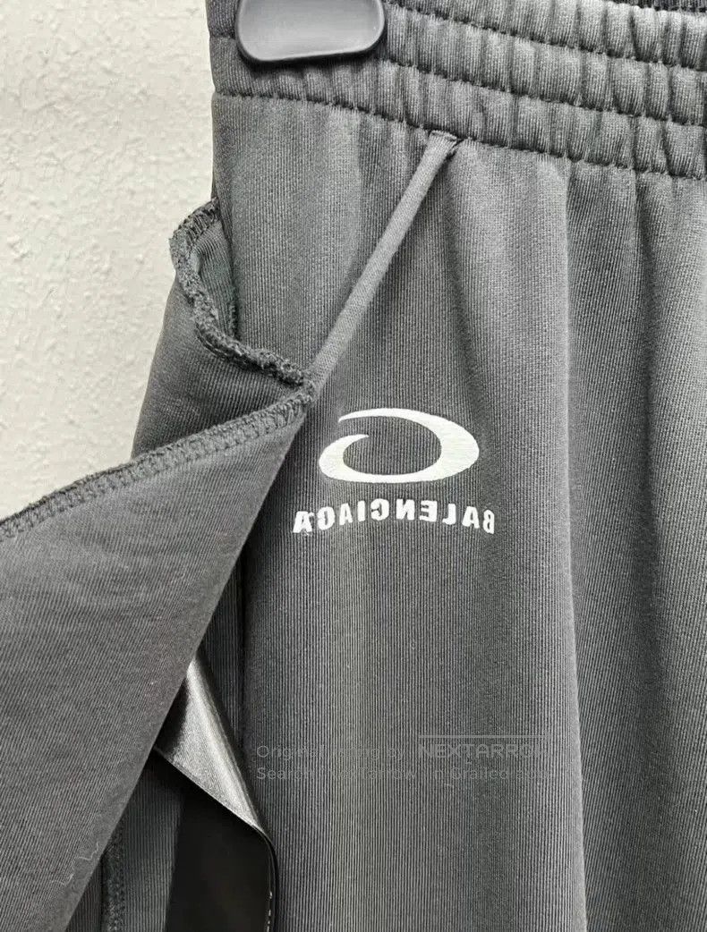 Balenciaga Balenciaga Embroidered Logo Reversible Sweatpants. Size US 26 / EU 42 - 3 Thumbnail