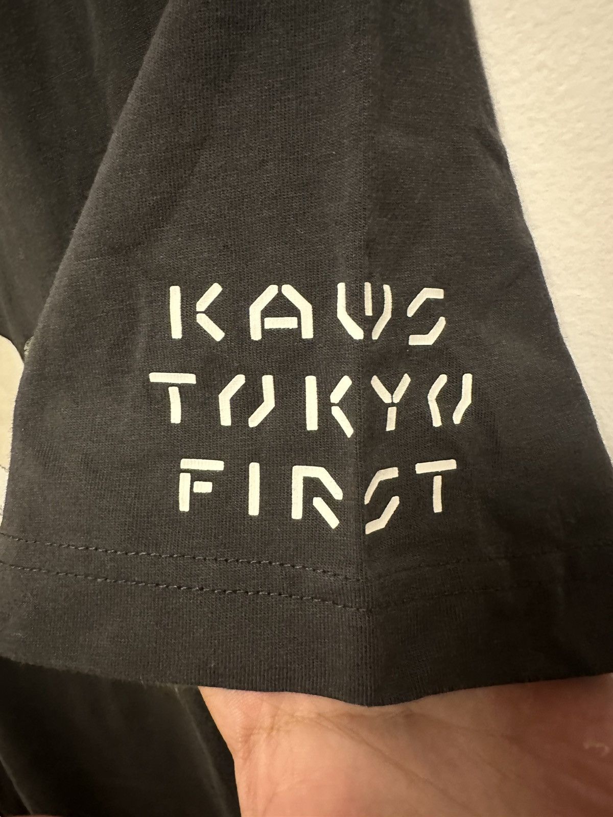 Kaws × Uniqlo Kaws Tee Asia Exclusive Size US L / EU 52-54 / 3 - 3 Thumbnail