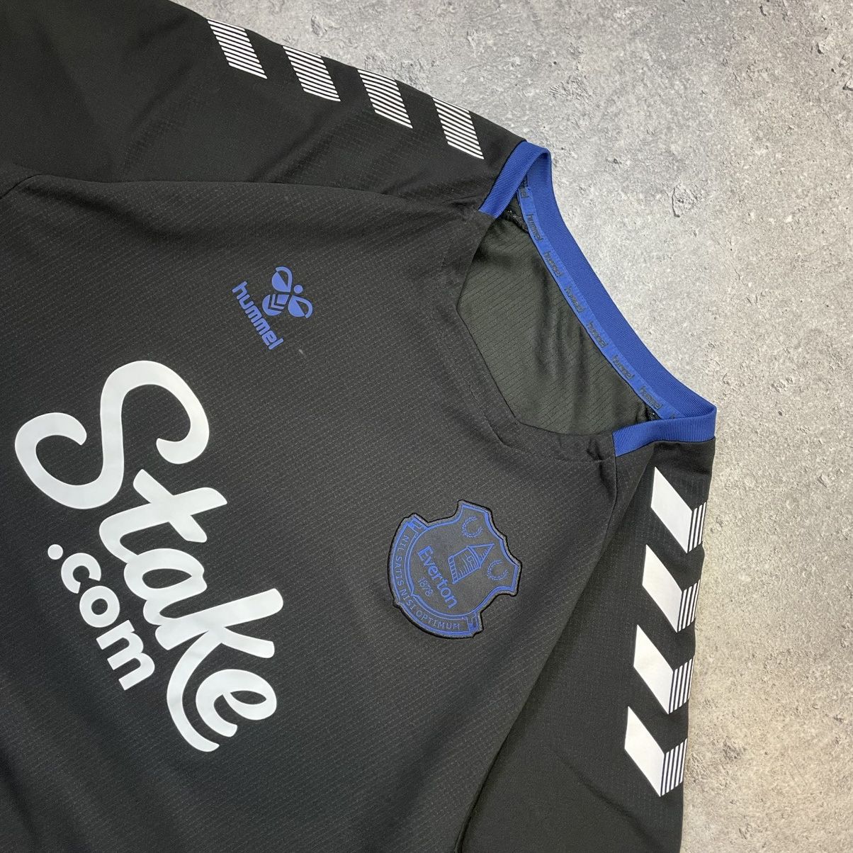 Hummel 2022-23 Everton Hummel Training Football Jersey Size US M / EU 48-50 / 2 - 2 Thumbnail