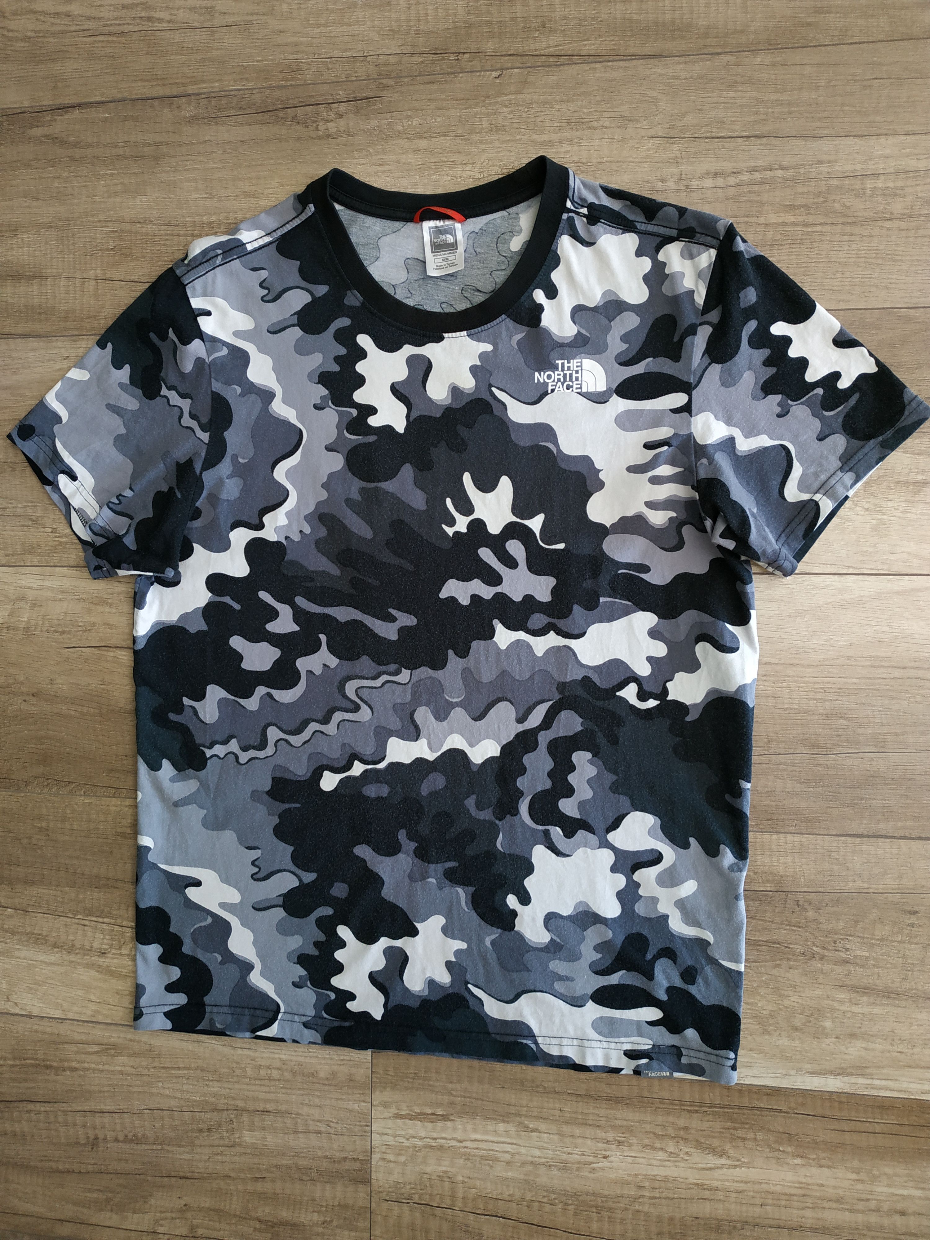 The North Face The North Face Men's Camo Print T-shirt, s. MEDIUM, fit. S Size US M / EU 48-50 / 2 - 4 Thumbnail