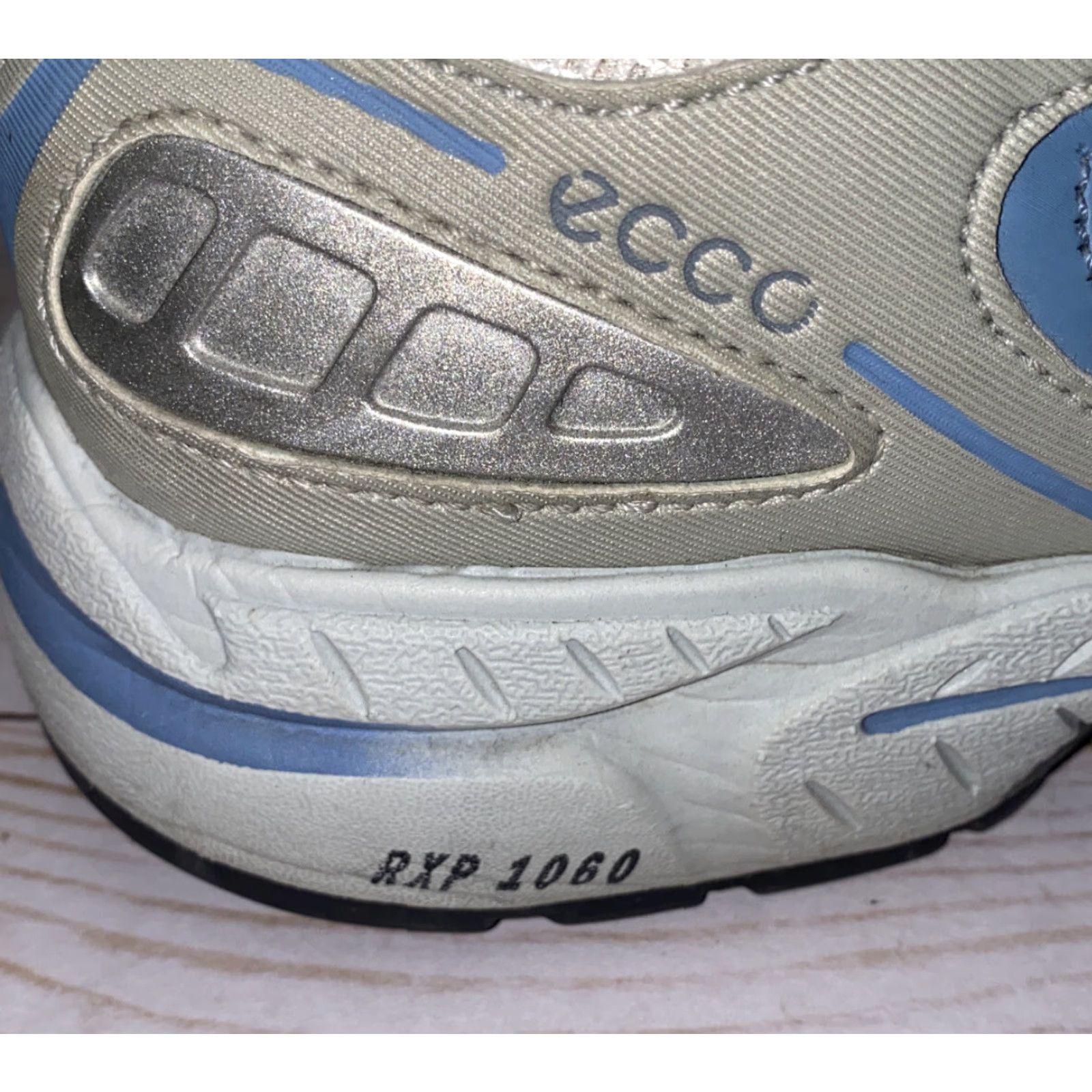 Ecco ECCO Womens White/Blue Lace Up Athletic Sneakers Size 8 Sneakers Womens Athletic Shoes Low Top White Blue Lace Up 8 US 39 EU Size US 8 / IT 38 - 6 Thumbnail