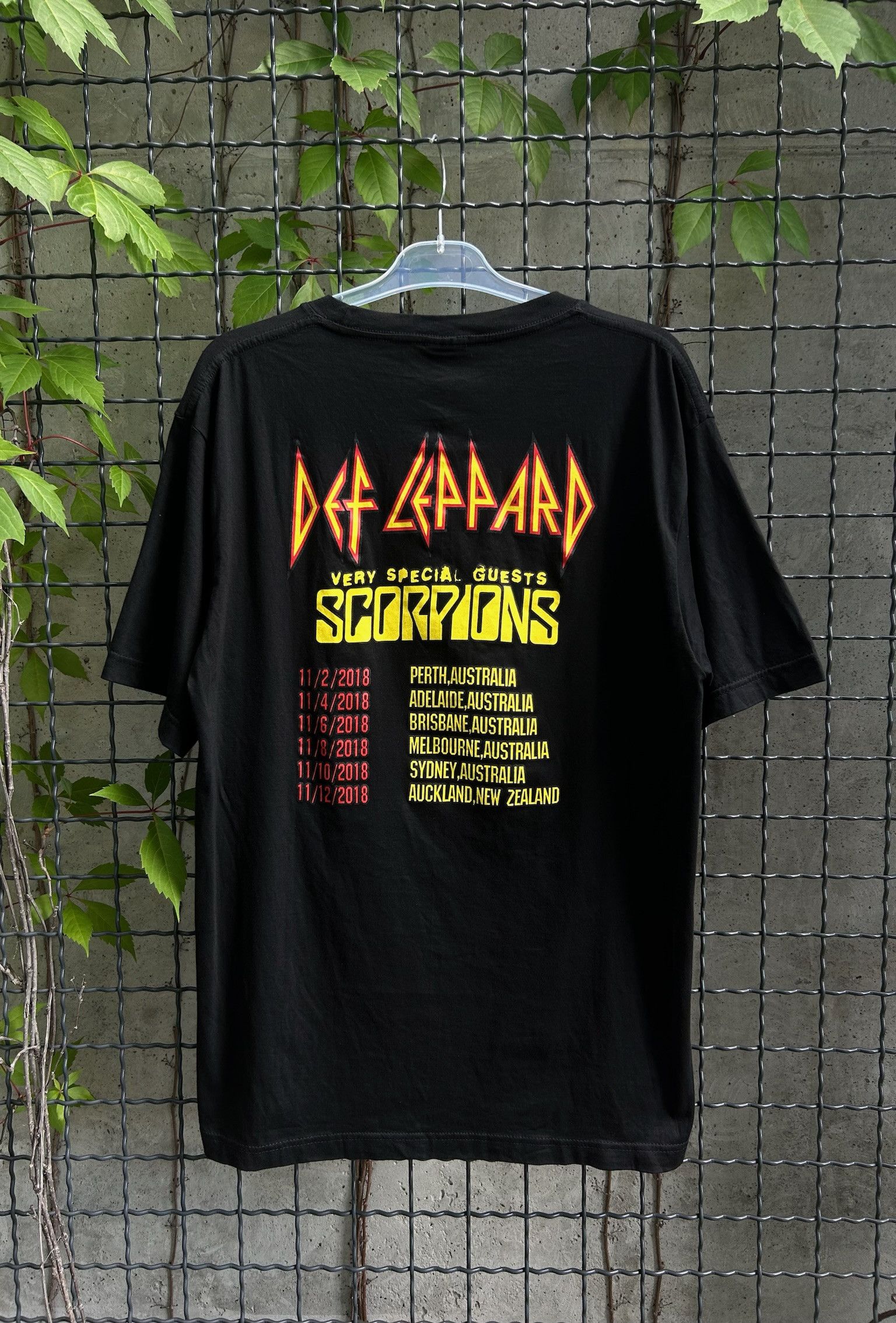 Band Tees Vintage 2018 Def Leppard Scorpions T-shirt Size US XL / EU 56 / 4 - 2 Thumbnail