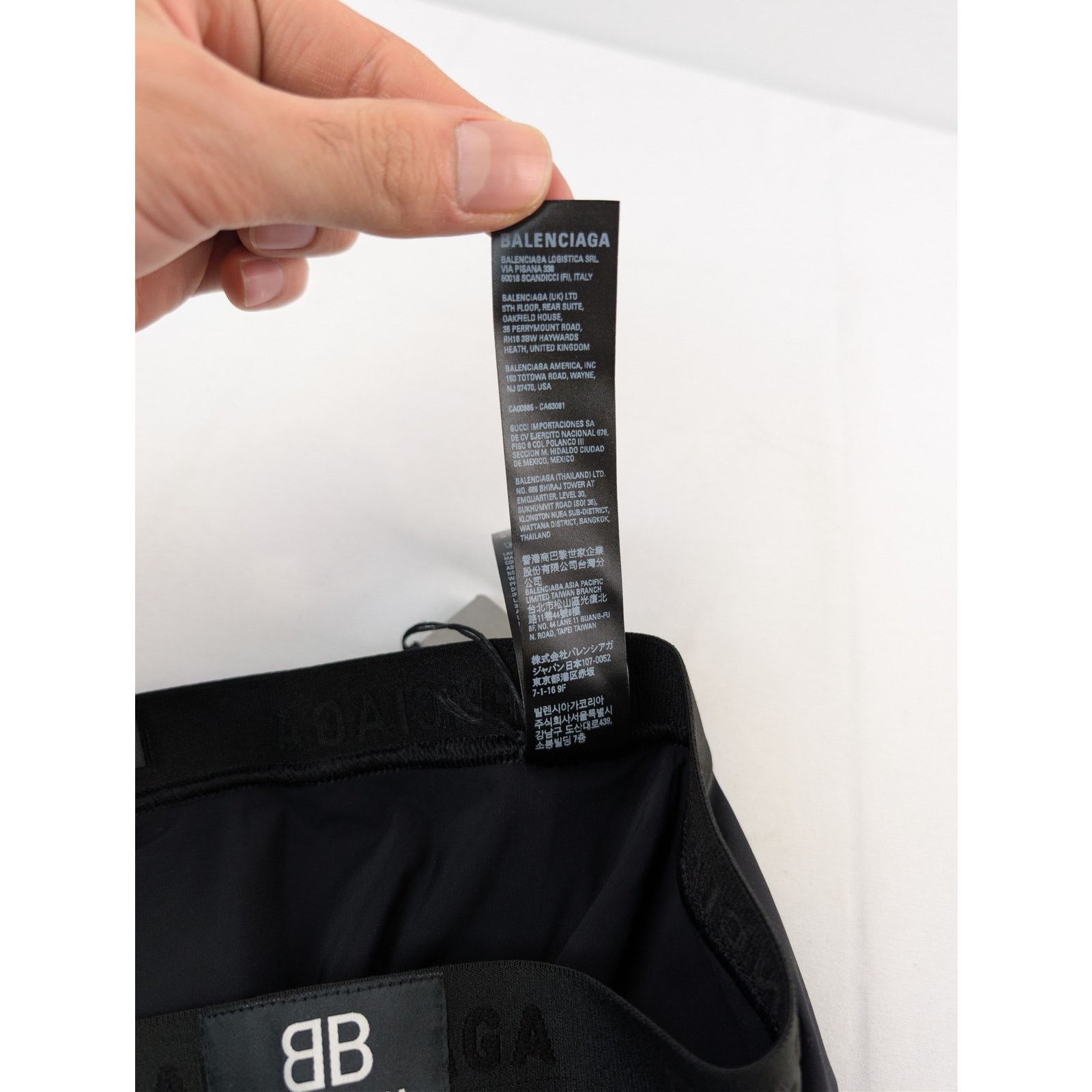 Balenciaga o1rshd1 Size: M / Swimwear Fitted Swim Trunks Short in Black Size US 32 / EU 48 - 20 Thumbnail