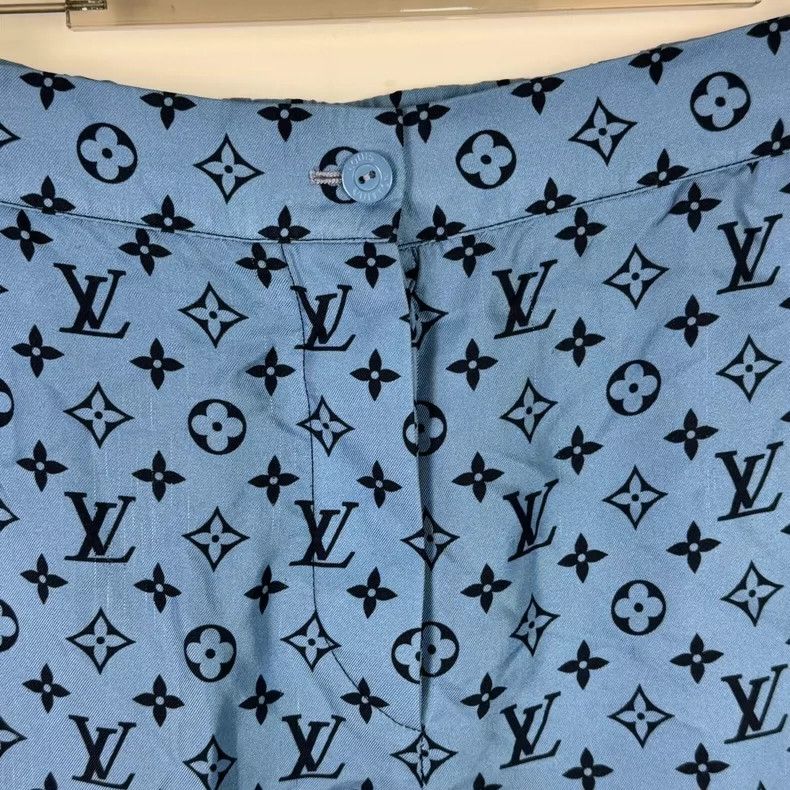 Louis Vuitton Louis Vuitton Full logo silk shorts Size US 36 / EU 52 - 2 Thumbnail