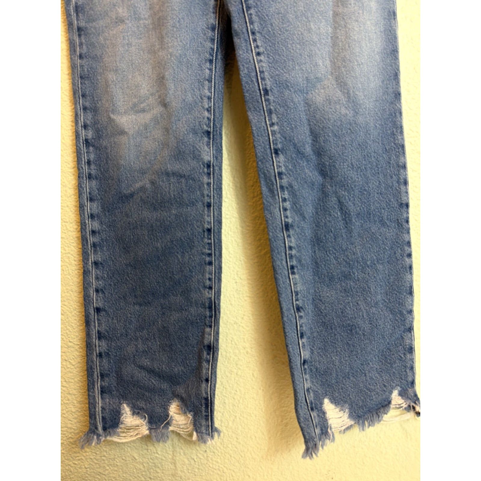 Good American Good American Jeans Good Boy Women’s Medium Wash Raw Hem Button Fly 28x31 Flaws Size 30" / US 8 / IT 44 - 3 Thumbnail