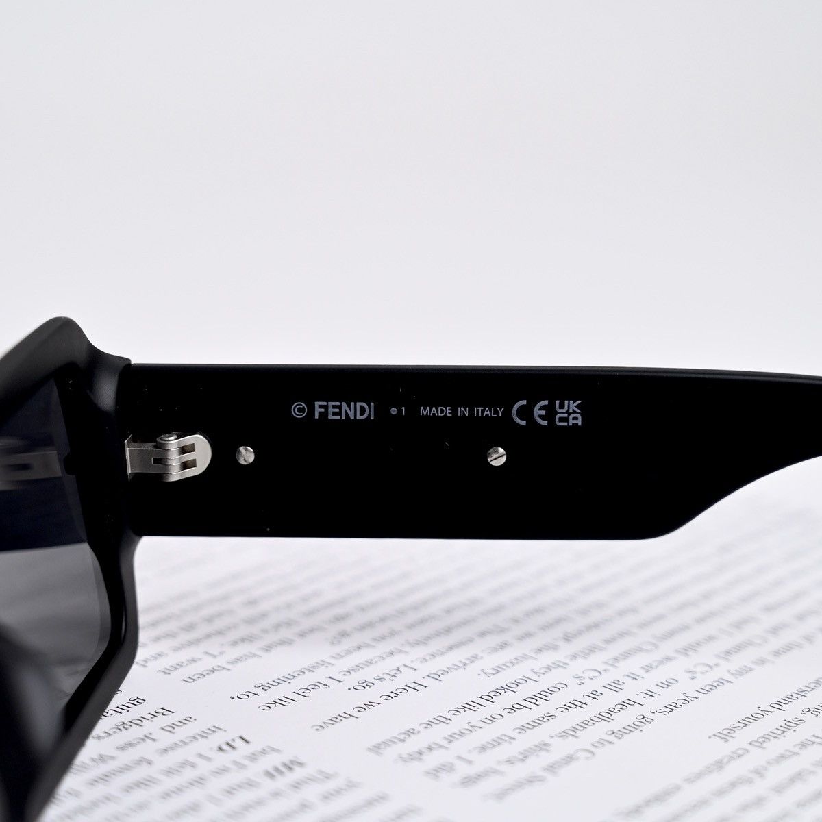 Fendi FENDI GRAPHY FE40073U 02A SUNGLASSES Size ONE SIZE - 4 Thumbnail