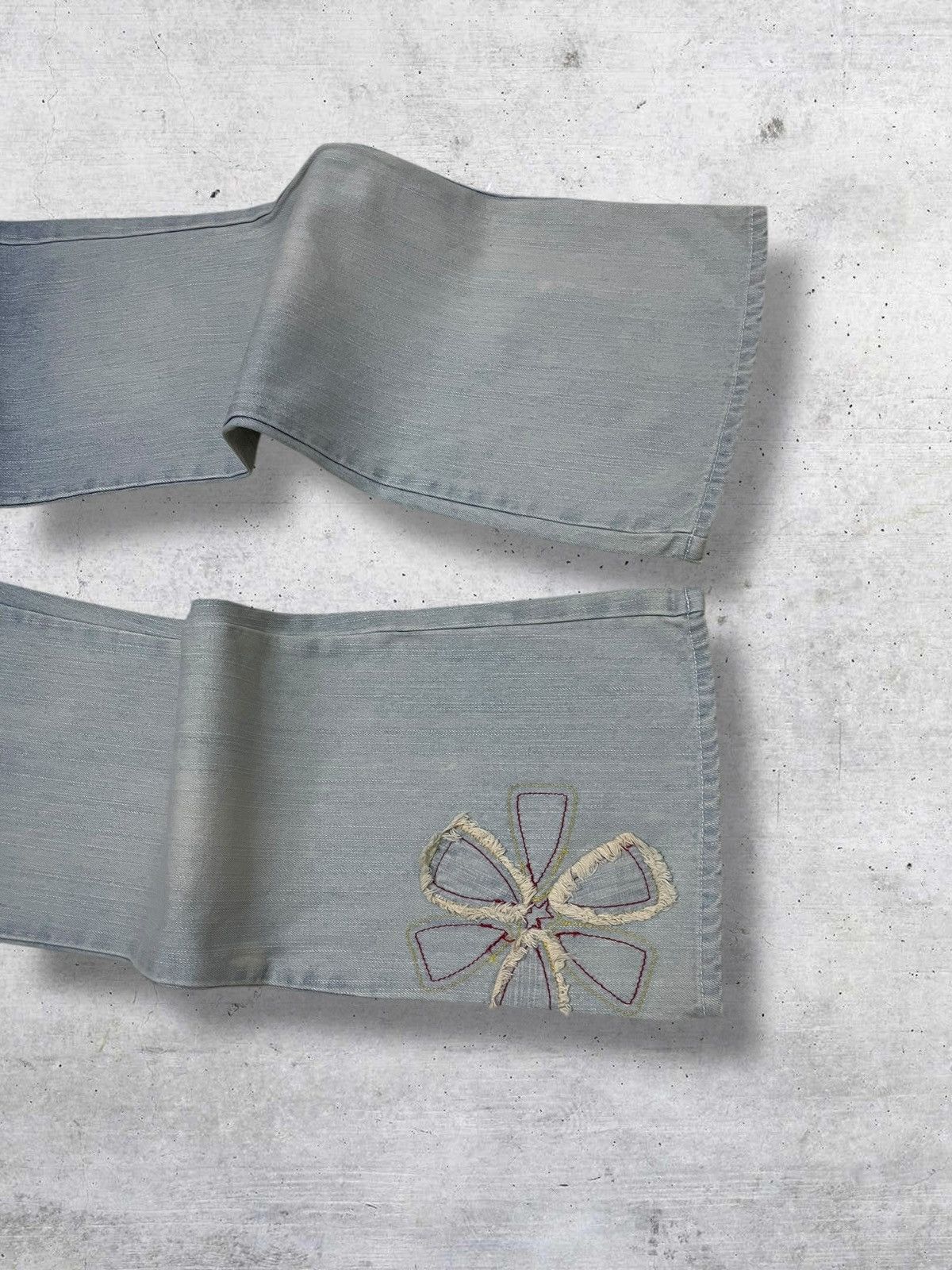 VINTAGE JAPAN 90S FLORA APPLIQUE FLARED ARTSY TWIST DENIM