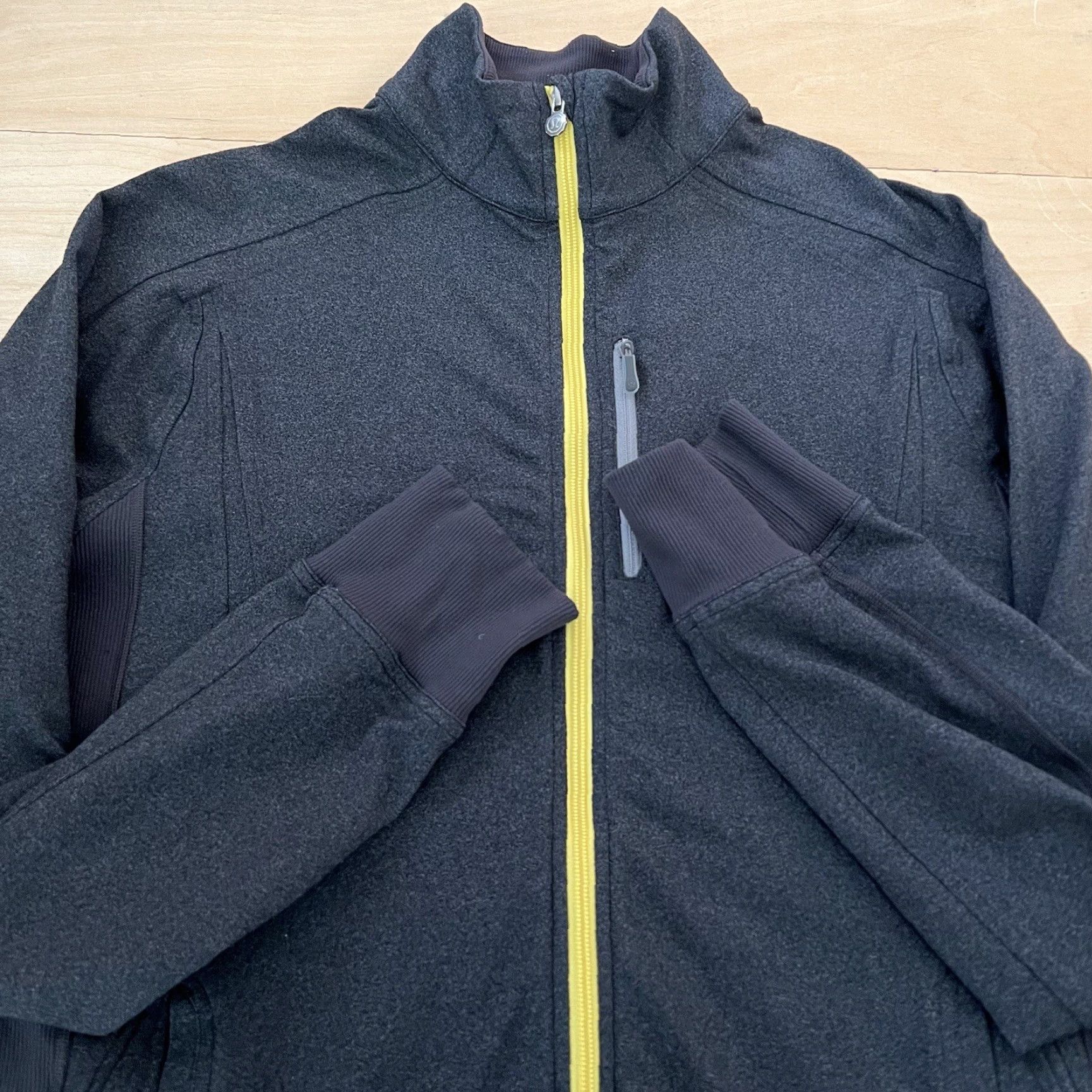 Lululemon Lululemon Track Jacket Gray L Full Zip Windbreaker Softshell Polyester Mens Adults Regular Size L Yellow Accent Zipper Size US L / EU 52-54 / 3 - 4 Thumbnail