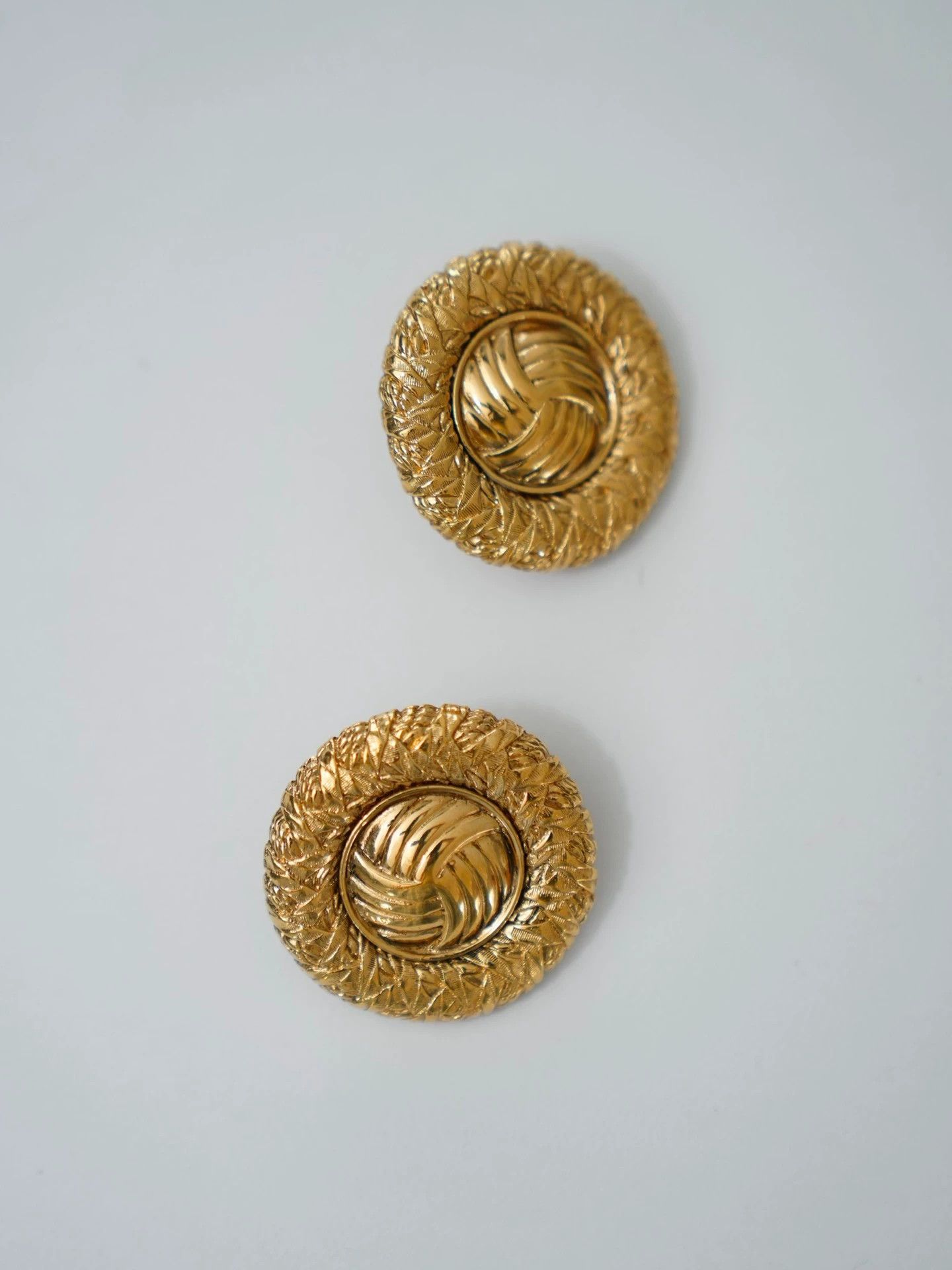 Yves Saint Laurent YSL Vintage Gold-Tone Woven Disc Earclips Size ONE SIZE - 6 Thumbnail