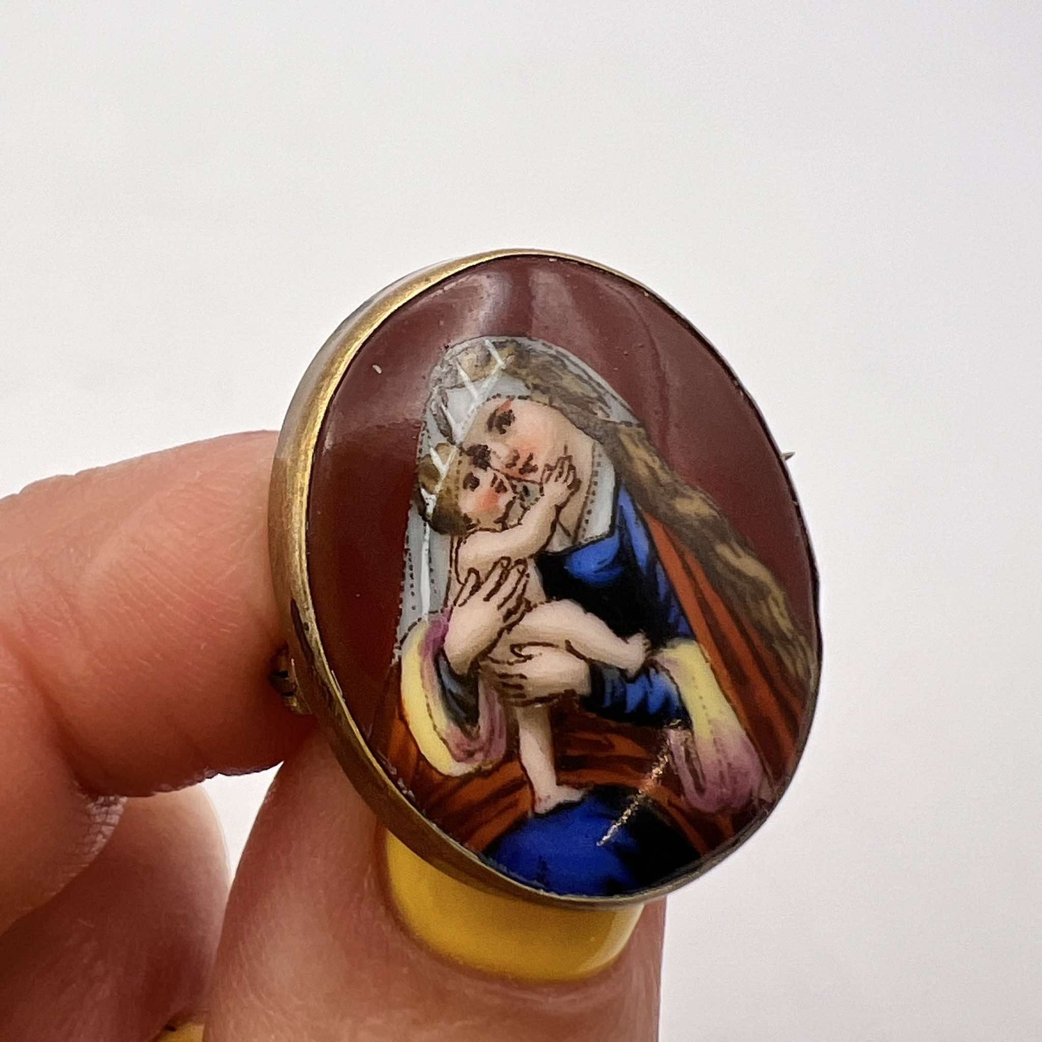 Vintage Vintage Christian Brooch Gilt Brass Porcelain Virgin Mary Size ONE SIZE - 6 Thumbnail