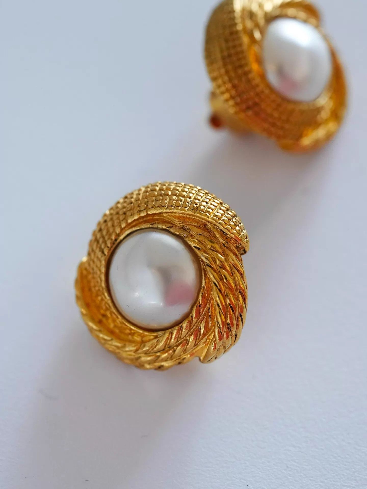 Chanel Chanel Vintage Pearl Wheat Earclips Size ONE SIZE - 6 Thumbnail