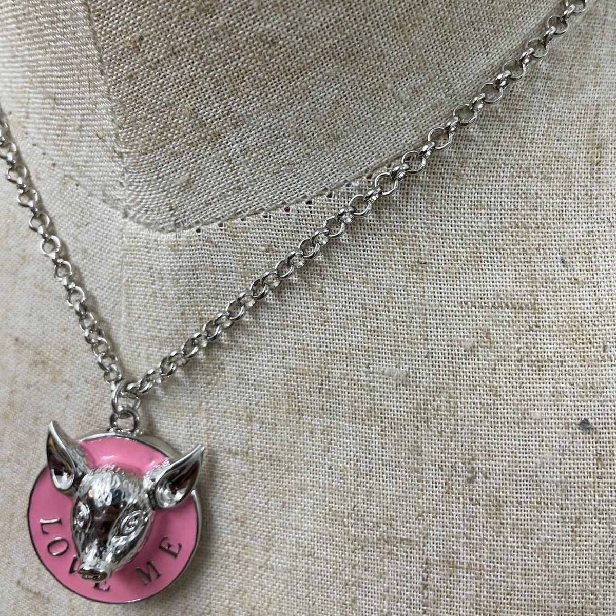 Vivienne Westwood Vivienne Westwood ‘Love Me’ Pig Necklace Pendant Size ONE SIZE - 7 Thumbnail