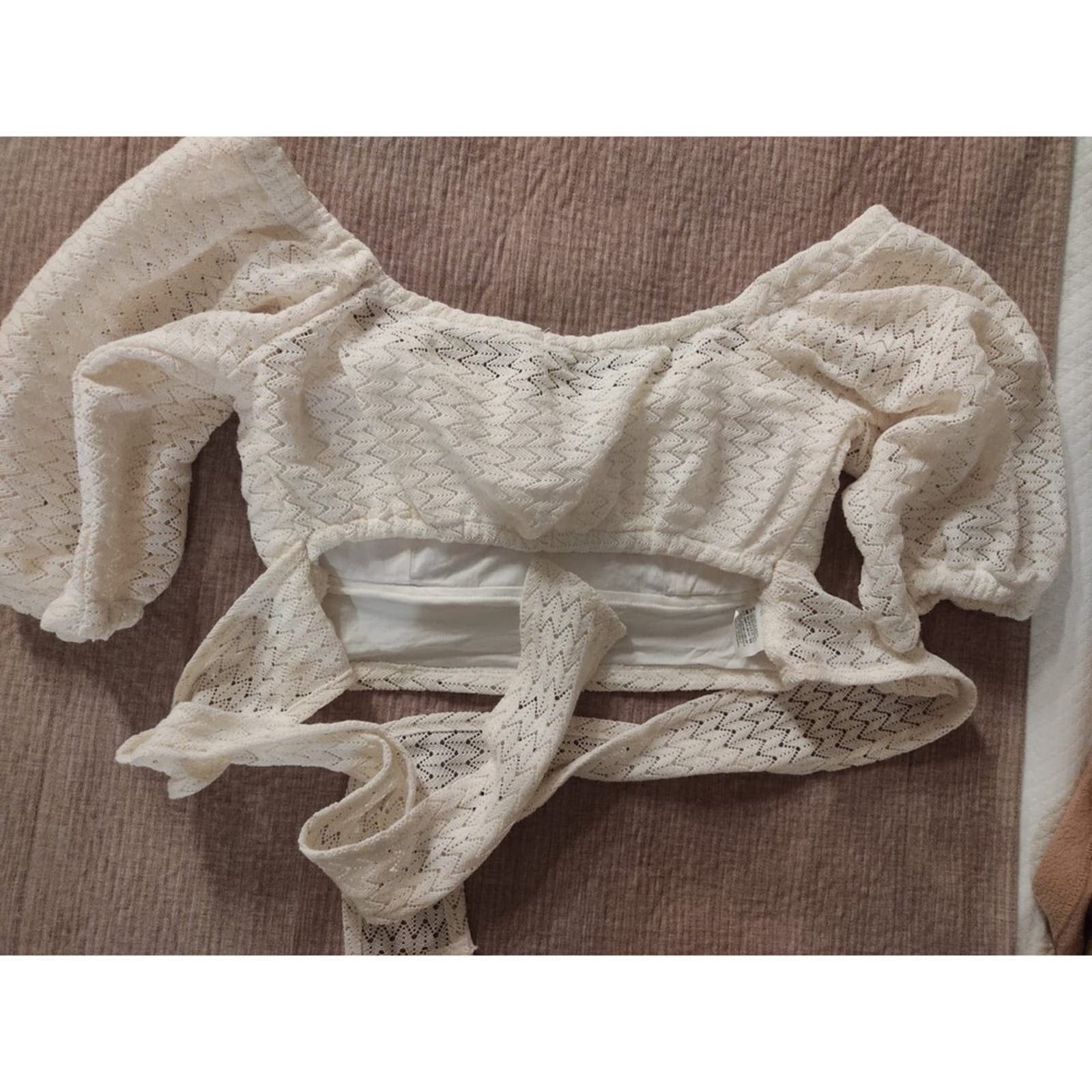 (B).Stroy White Three-Quarter Sleeve Crop Top with Back Bow Size US XS / EU 42 / 0 - 6 Thumbnail