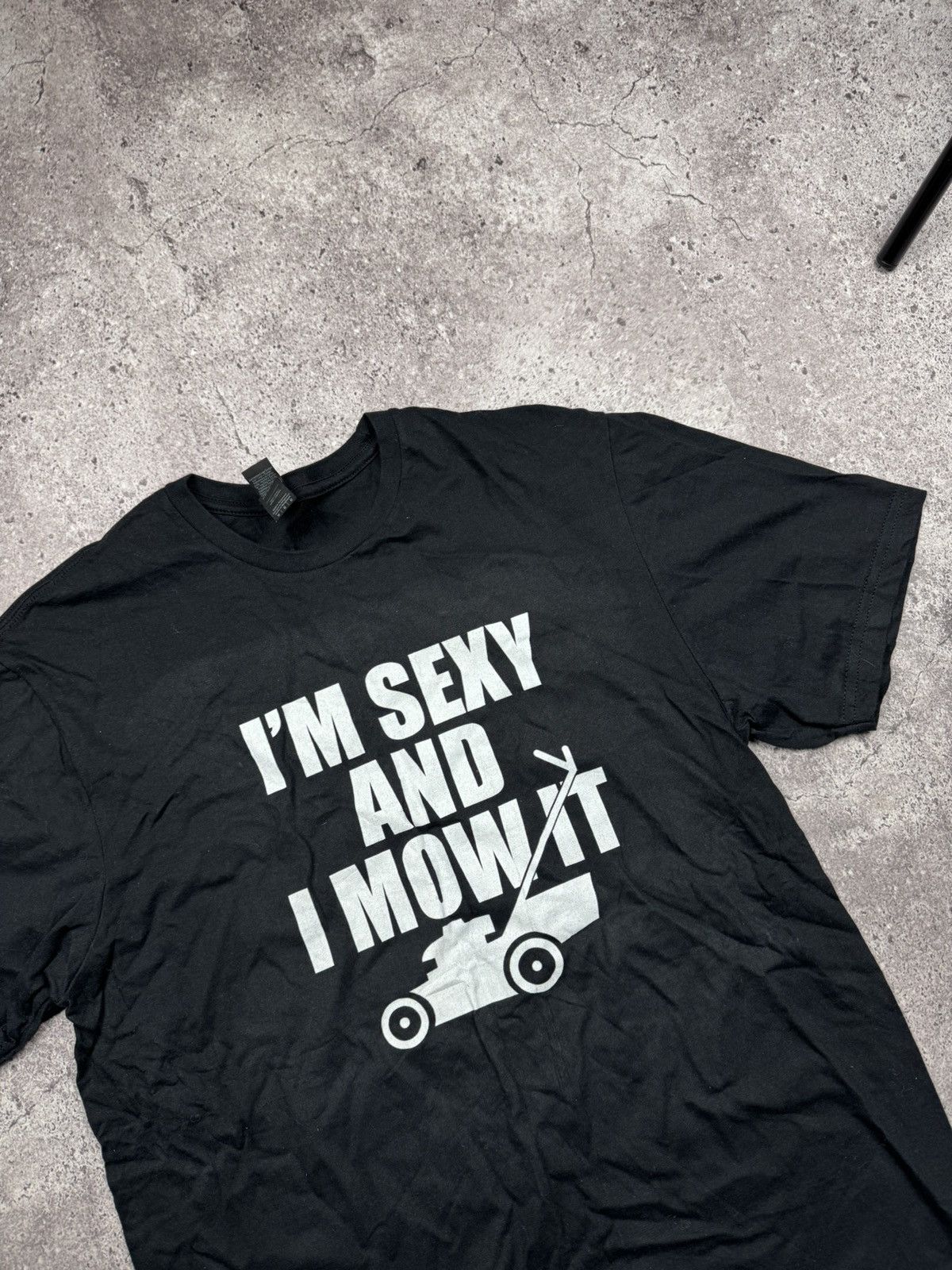 Vintage Vintage Y2K IM SEXY AND I MOW IT Funny T Shirt Size US M / EU 48-50 / 2 - 2 Thumbnail
