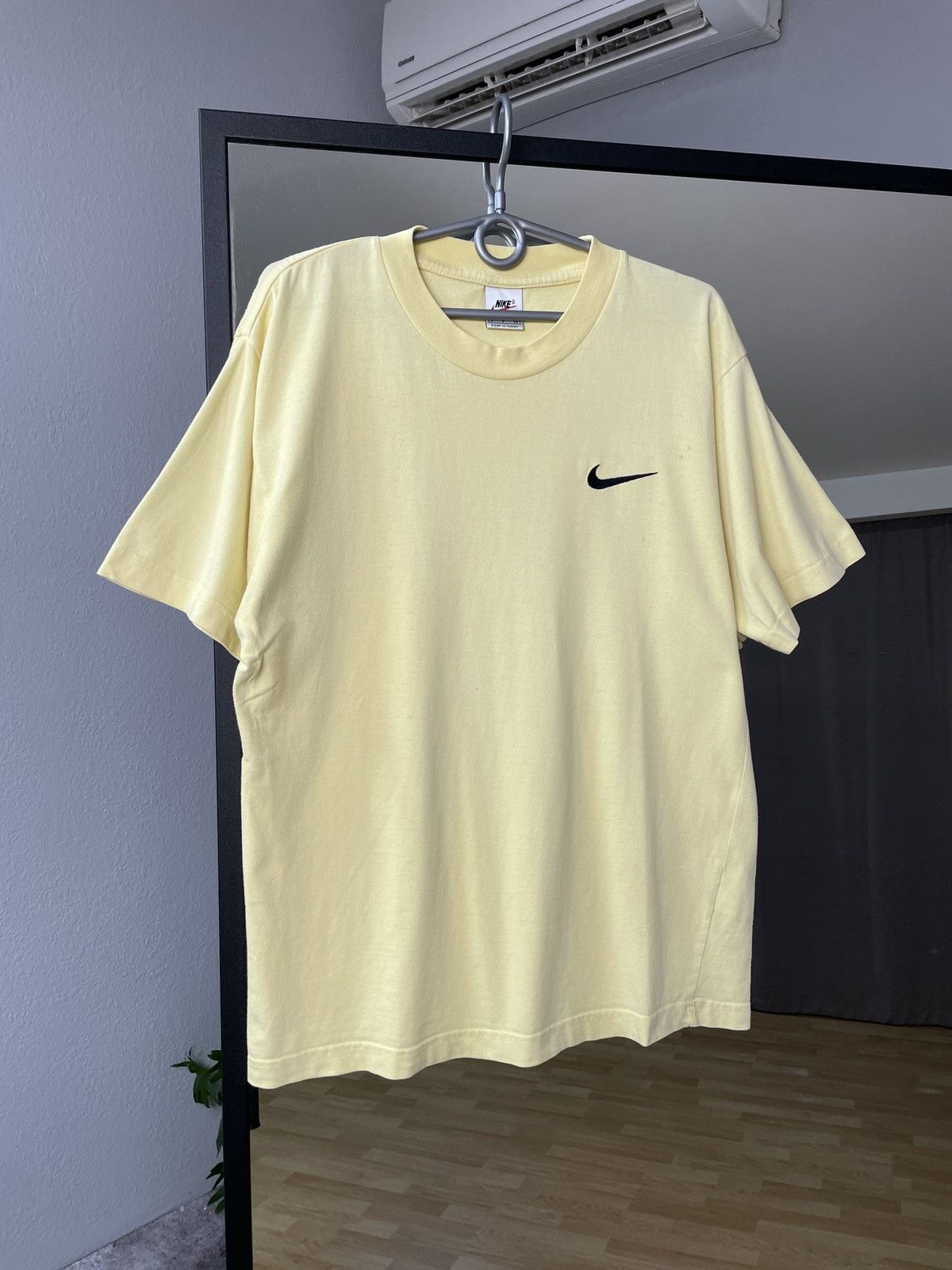 Vintage Vintage Nike Swoosh Tee Centre Logo Y2K T-shirt Size US M / EU 48-50 / 2 - 5 Thumbnail