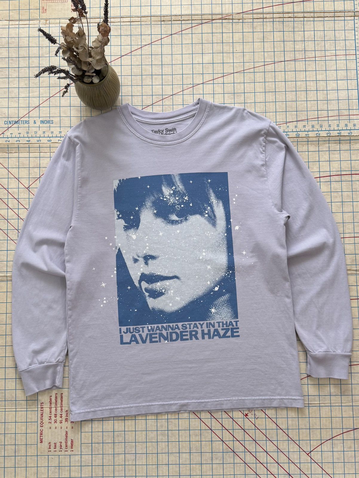 Band Tees Taylor Swift I Just Wanna Stay In That Lavender Haze Large Size L / US 10 / IT 46 - 1 Thumbnail