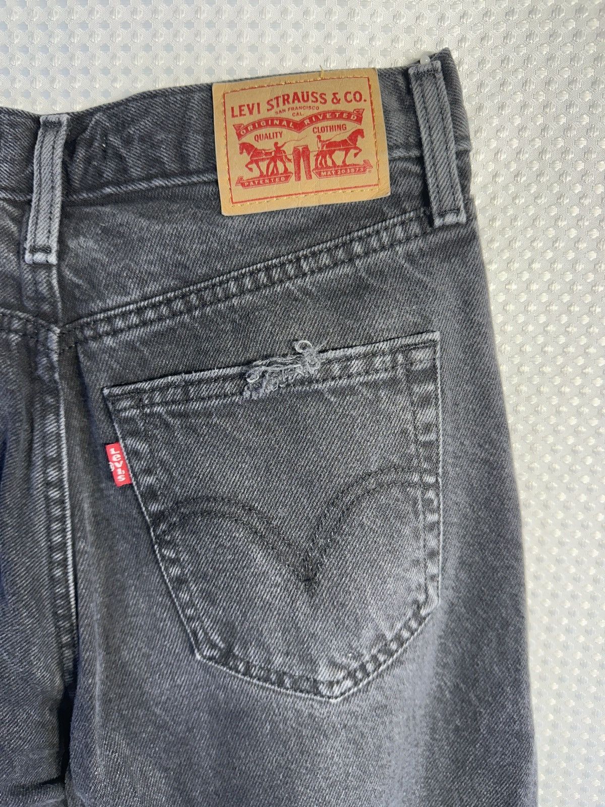 Levi's Levi’s High Waisted Mom Jeans Size 27" / US 4 / IT 40 - 6 Thumbnail