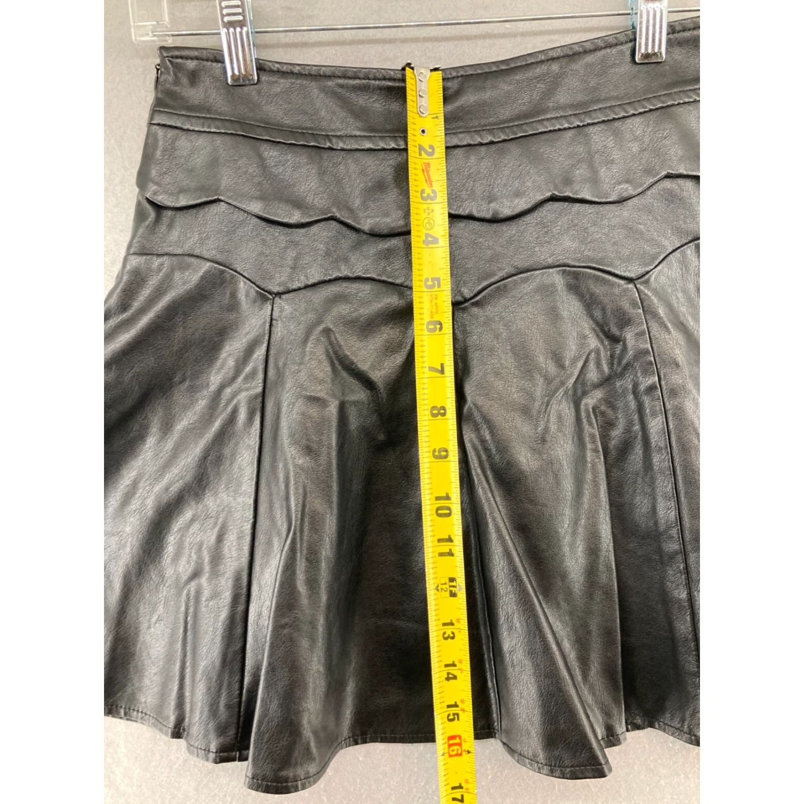 Vintage VINTAGE Leather Mini Skirt Womens Short High Waist Black Boho Festival Rock 2 Size 26" / US 2 / IT 38 - 4 Thumbnail