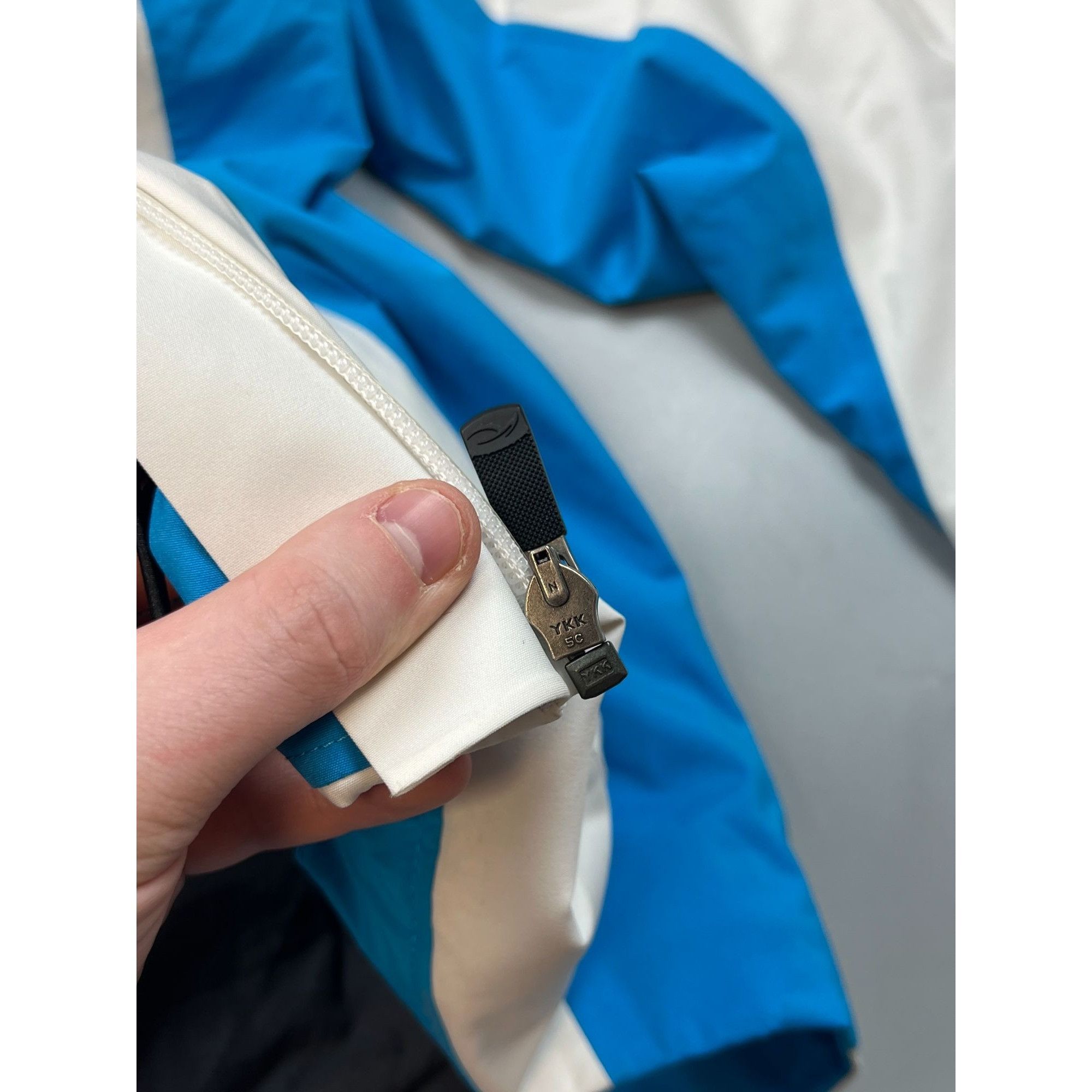 KJUS Kjus White Ski Jacket With Ski Mask (Y0695) Size M / US 6-8 / IT 42-44 - 15 Thumbnail