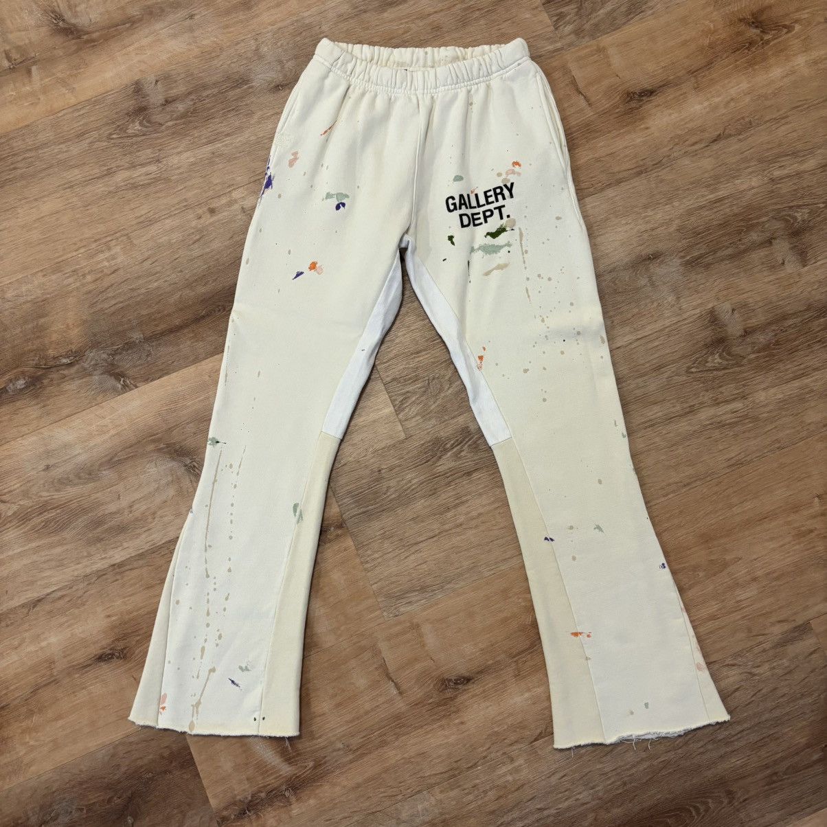 Gallery Dept. Gallery Dept Cream Paint Splattered Flare Sweats Size XS Size US 28 / EU 44 - 1 Thumbnail