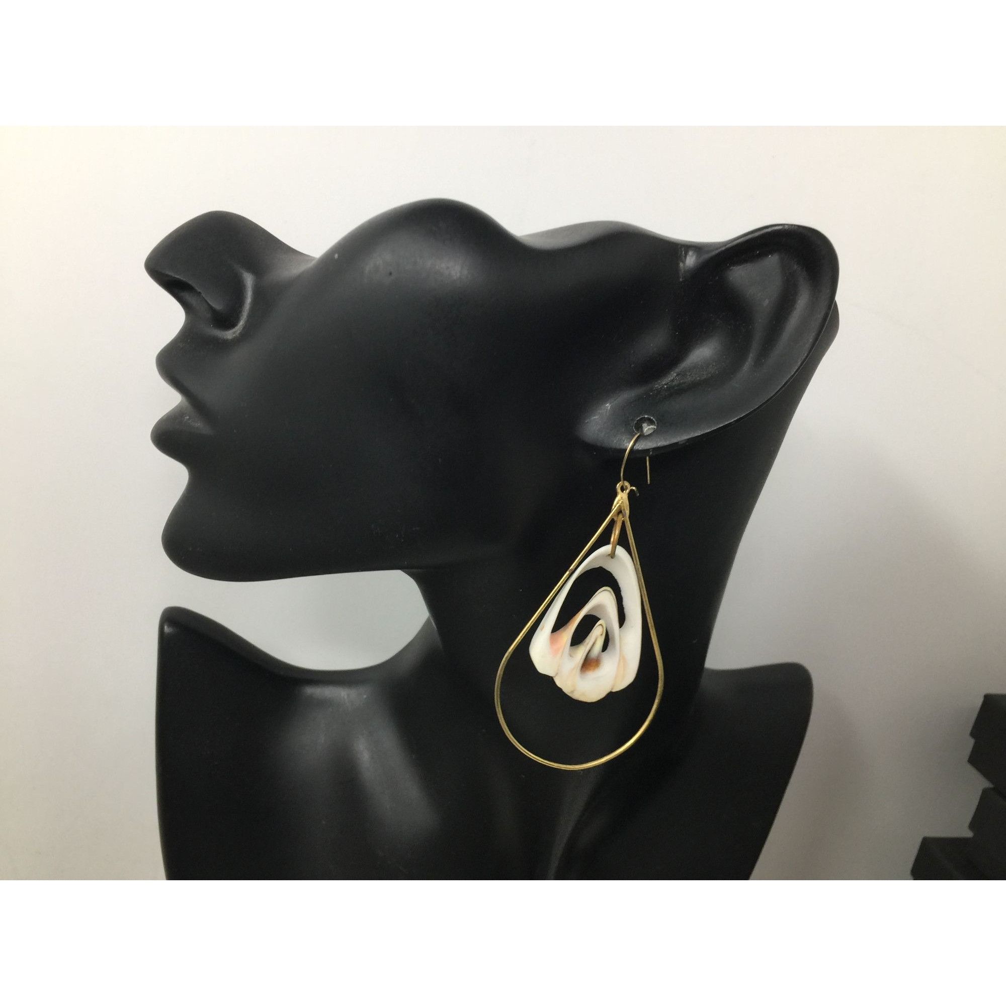 Other Women's Oval Shaped Gold Tone Sea Shell Dangle Earrings Size ONE SIZE - 2 Thumbnail