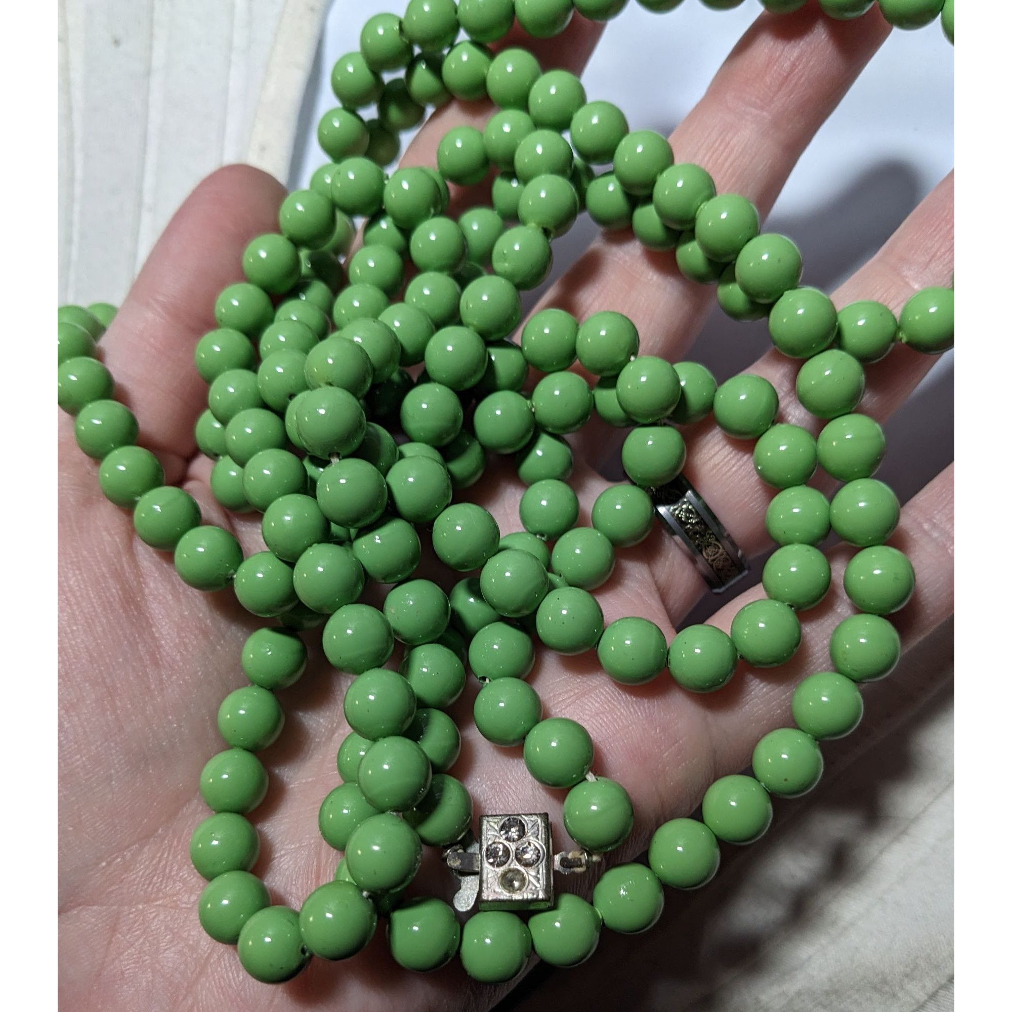 Other Vintage Pea Green Lightweight Beaded Opera Necklace Size ONE SIZE - 10 Thumbnail