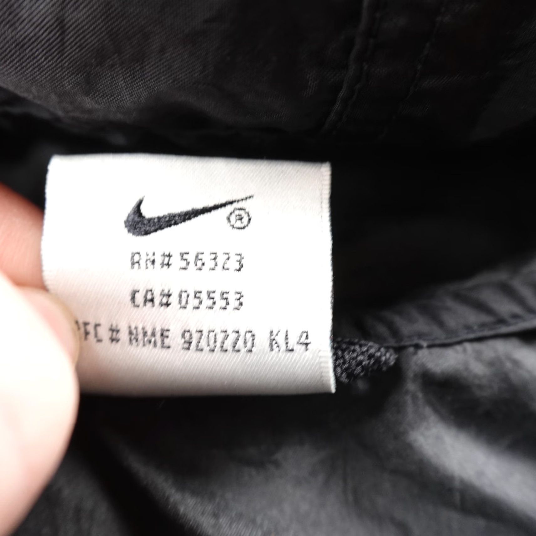 Nike VINTAGE Nike Jacket Womens L Black Hooded Windbreaker Full Zip Coat Logo 90s Y2K Mens Womens Girls Boys Size L / US 10 / IT 46 - 6 Thumbnail