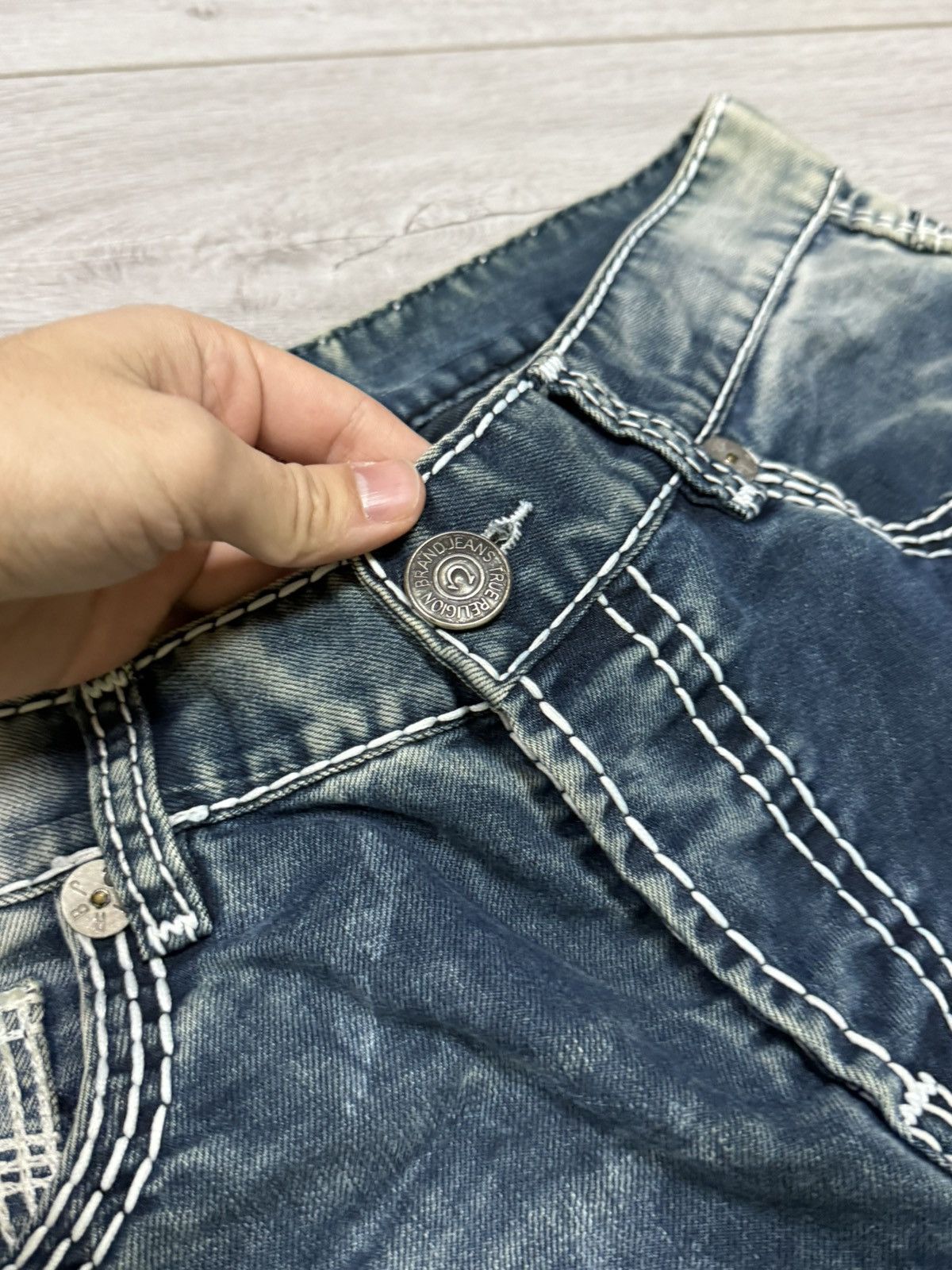 True Religion True Religion white stitched horse shoe vintage denim jeans Size US 36 / EU 52 - 7 Thumbnail
