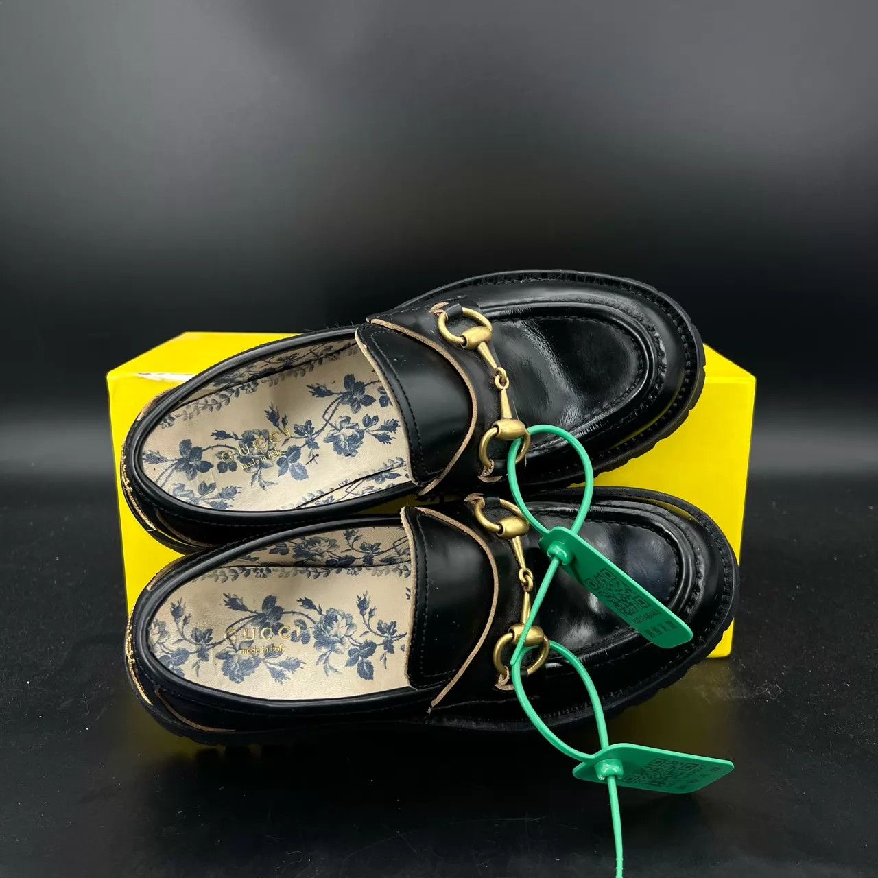 Gucci Gucci Bee Embroidered Loafer 37.5 2-3 wears near new Size US 7 / IT 37 - 7 Thumbnail