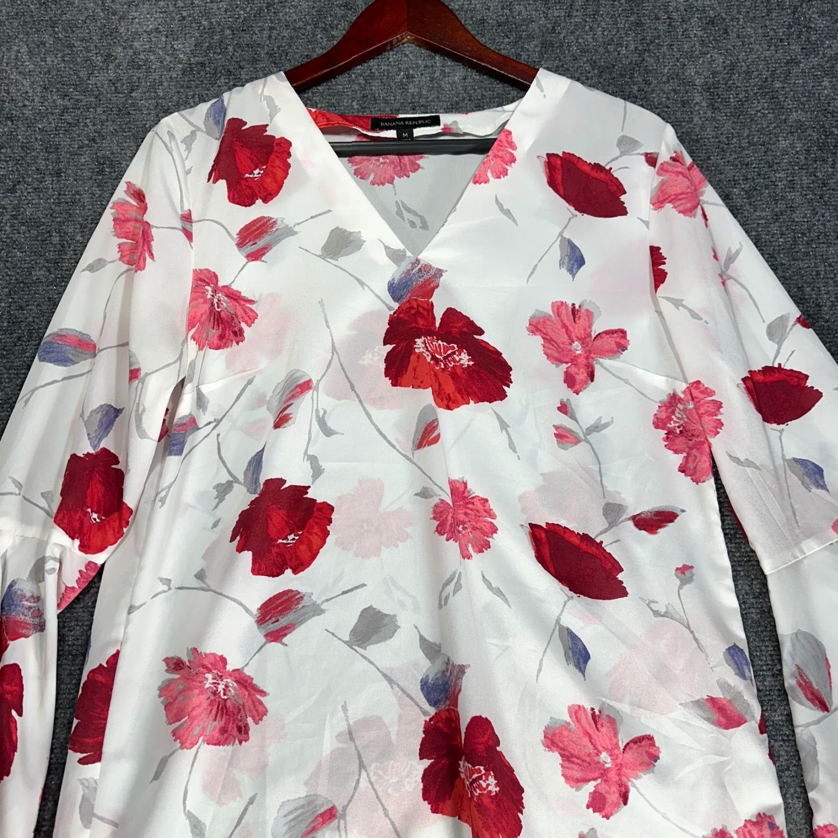 Banana Republic Banana Republic Blouse Top Womens Medium Floral Pullover White Bell Sleeve V-Neck + Mens? Size M / US 6-8 / IT 42-44 - 4 Thumbnail