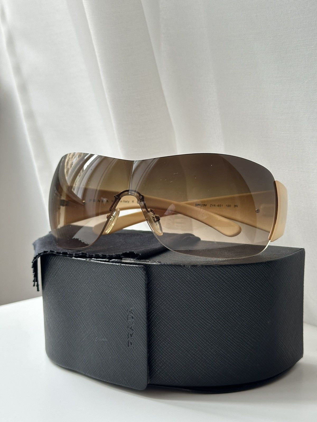 Prada Prada Vintage Unisex 00s Luxury Mask Sunglasses Size ONE SIZE - 1 Thumbnail