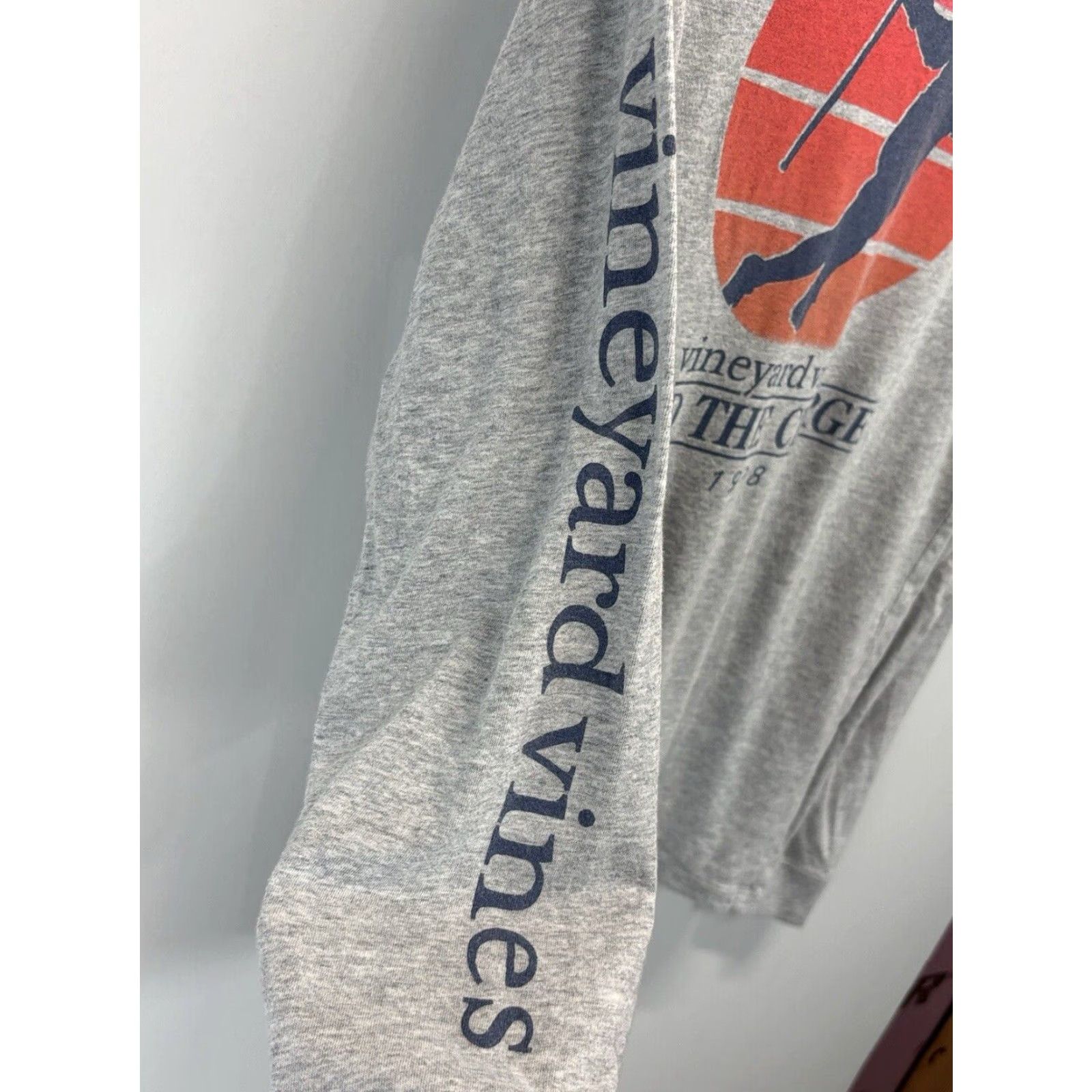 Vineyard Vines Vineyard Vines Graphic Print Long Sleeve T-Shirt Men's Medium Gray Lead The Charge Size US M / EU 48-50 / 2 - 7 Thumbnail