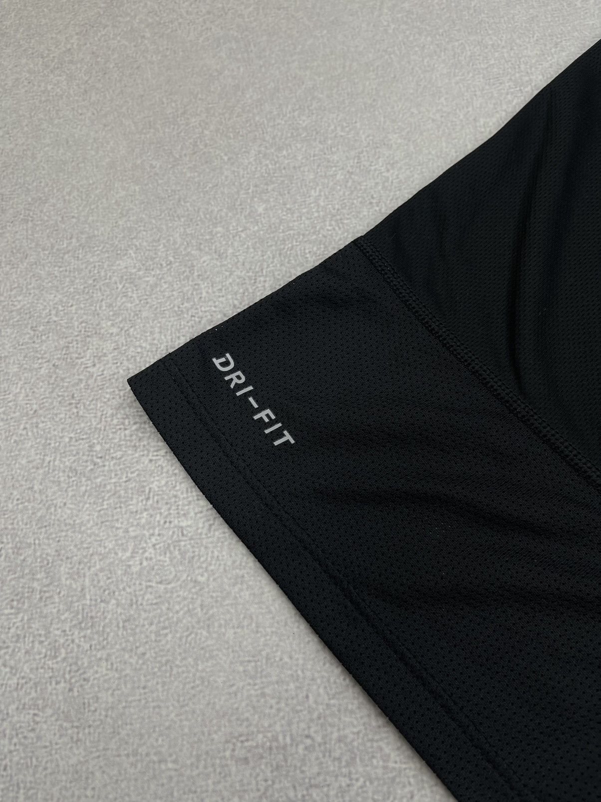 Nike Mens Nike Running Dri Fit Black T Shirts To The Grid Size US XL / EU 56 / 4 - 5 Thumbnail