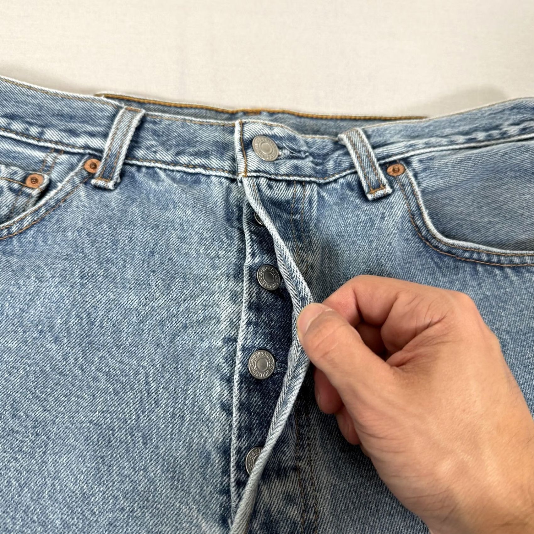 Levi's VINTAGE Levi's 501 Jeans Mens 34x32 Blue Light Wash Denim Straight 5-Pocket Button Fly 90s Size US 34 / EU 50 - 3 Thumbnail