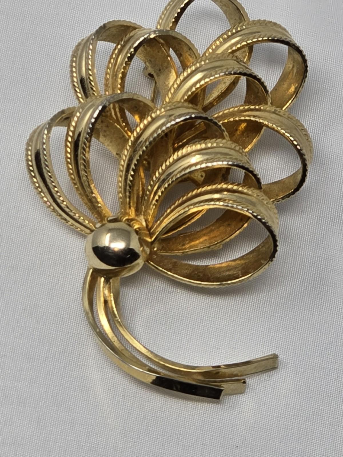 Marvel Comics Marvella Ribbon Brooch Gold Tone Layered Loop Signed Vintage Size ONE SIZE - 1 Thumbnail