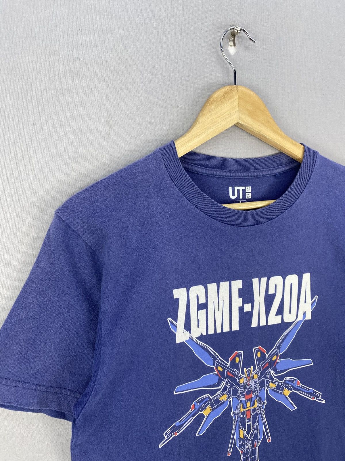 Uniqlo Uniqlo UT X Gundam Graphic Tee Size US S / EU 44-46 / 1 - 2 Thumbnail
