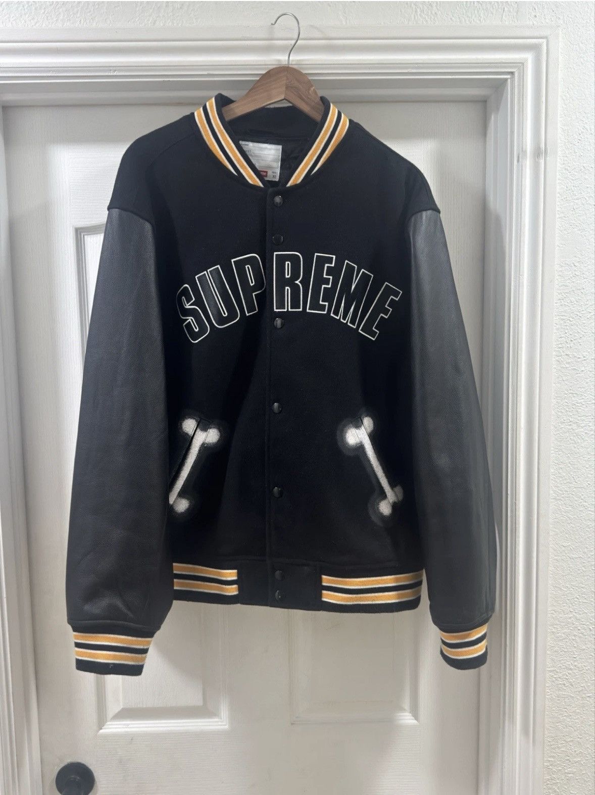 Supreme Size XL- SUPREME BONE WOOL VARSITY BOMBER JACKET LEATHER Size US XL / EU 56 / 4 - 1 Thumbnail