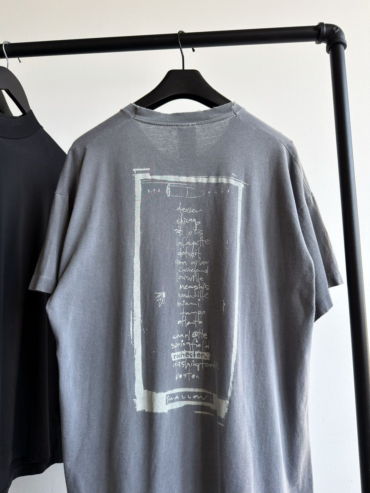 Band Tees Vintage 90s Pearl Jam Thrashed Faded Grunge Erd Band Tee Size US XL / EU 56 / 4 - 4 Thumbnail