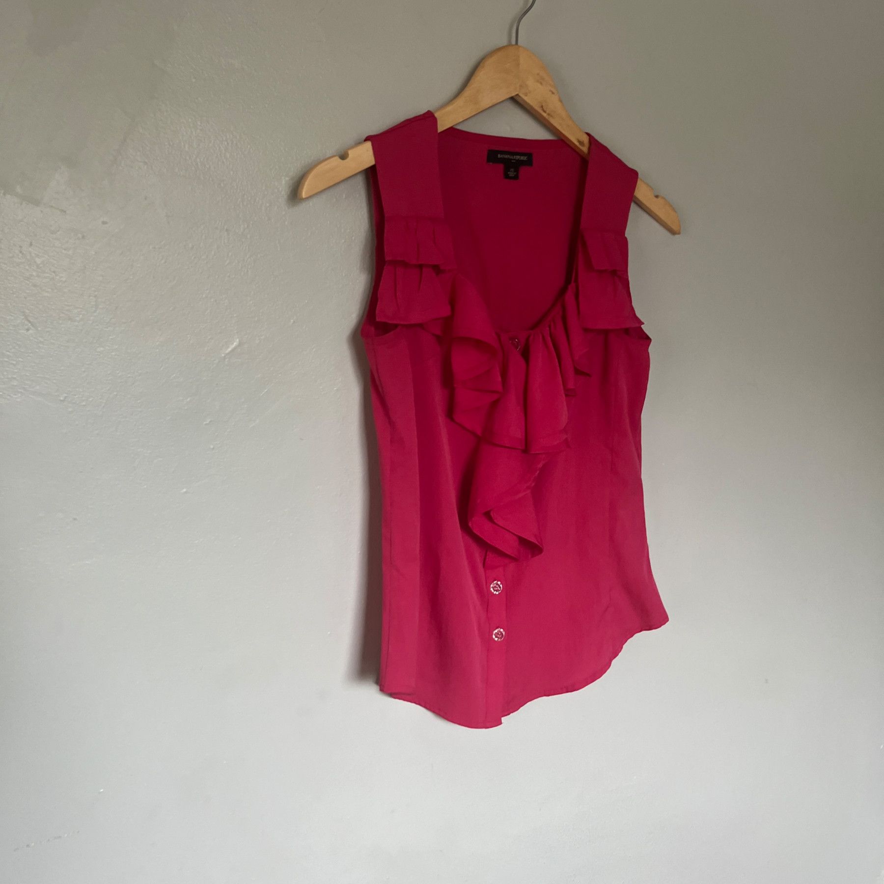 Banana Republic Banana Republic Sleeveless Top in Vibrant Pink Size XS Size XS / US 0-2 / IT 36-38 - 2 Thumbnail