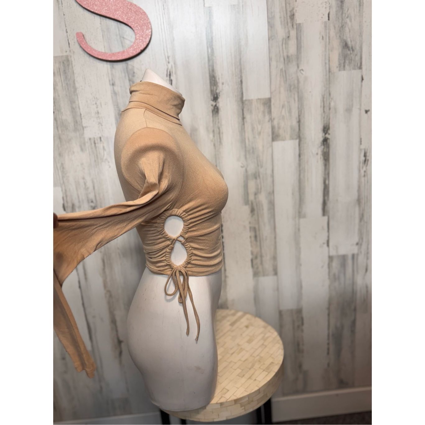 Forever 21 Forever 21 Tan Ruched Cutout Turtleneck Long Sleeve Crop Top Size S / US 4 / IT 40 - 8 Thumbnail
