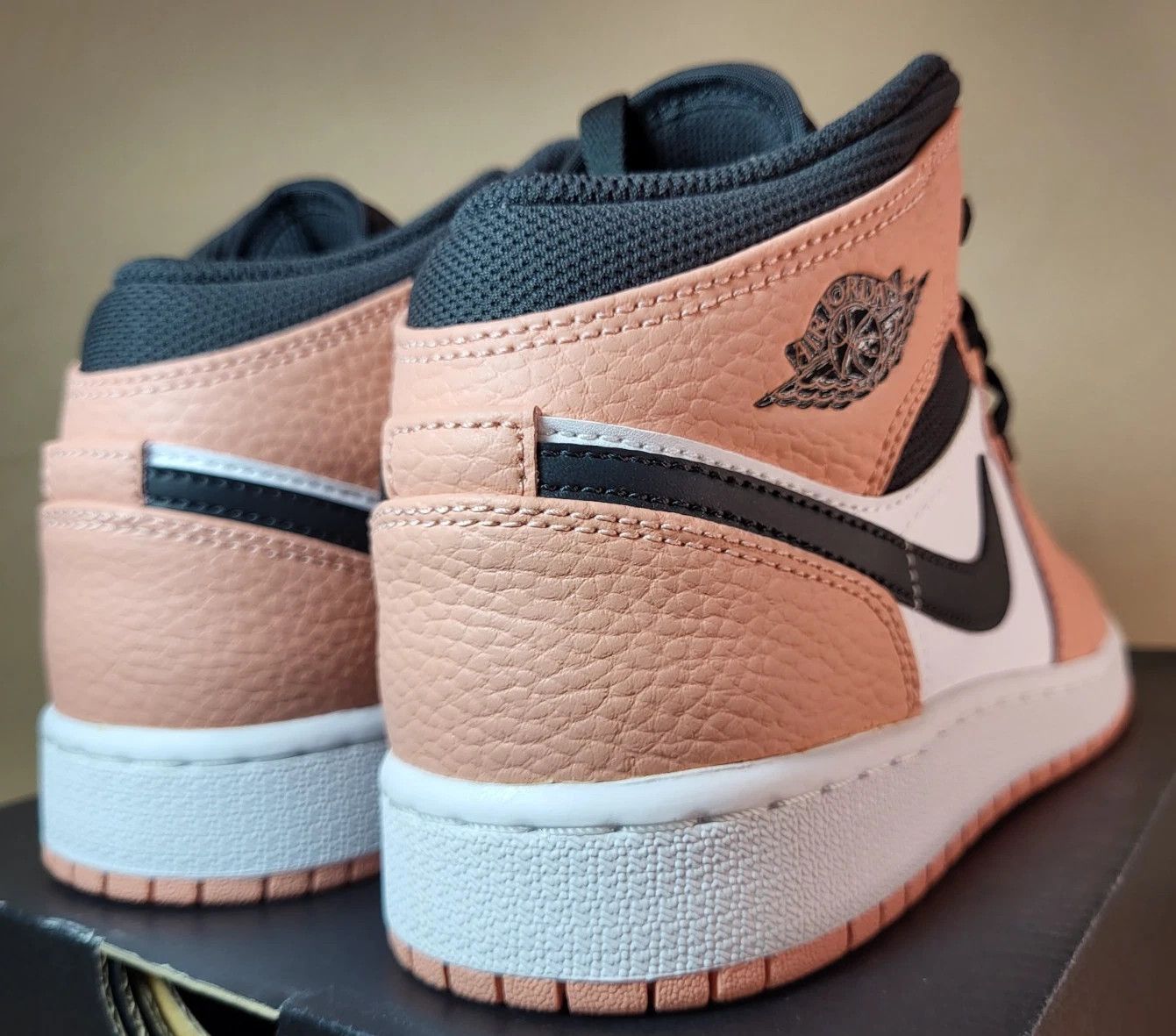 Nike Nike Air Jordan 1 Mid “Pink Quartz” (GS) – 555112‑603 Size US 6 / IT 36 - 9 Thumbnail