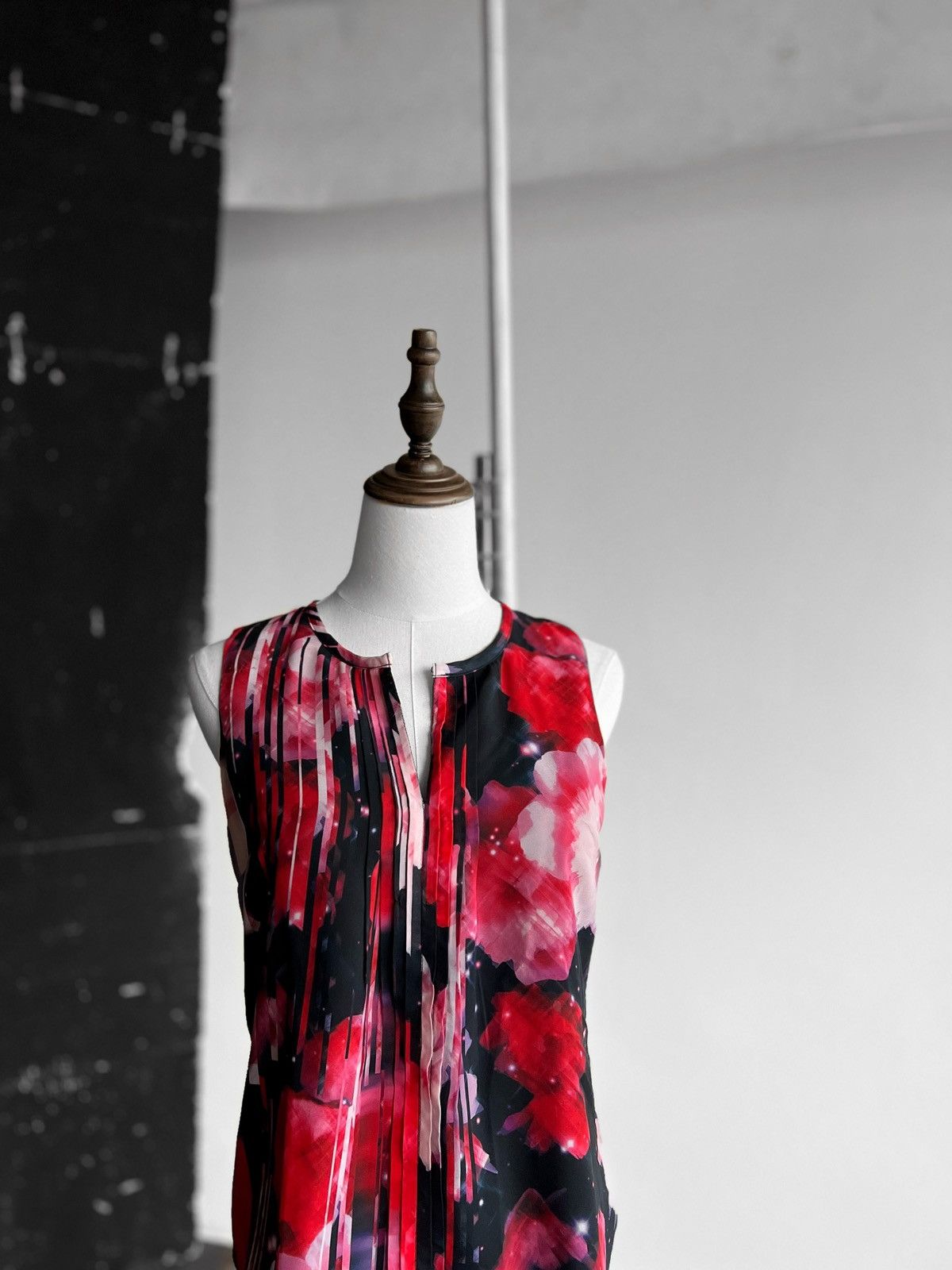 Designer × Guess Guess by Marciano Womens Sleeveless Blouse Top Printed Size S / US 4 / IT 40 - 2 Thumbnail